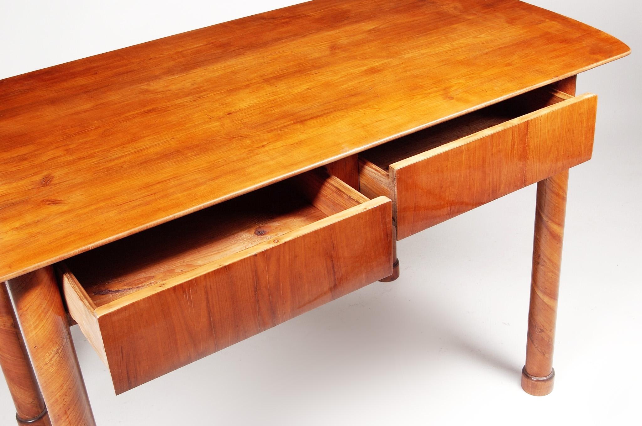 Biedermeier writing desk
Completely restored.
Shellac polish.
Material: Cherry tree
Period: 1830-1839.