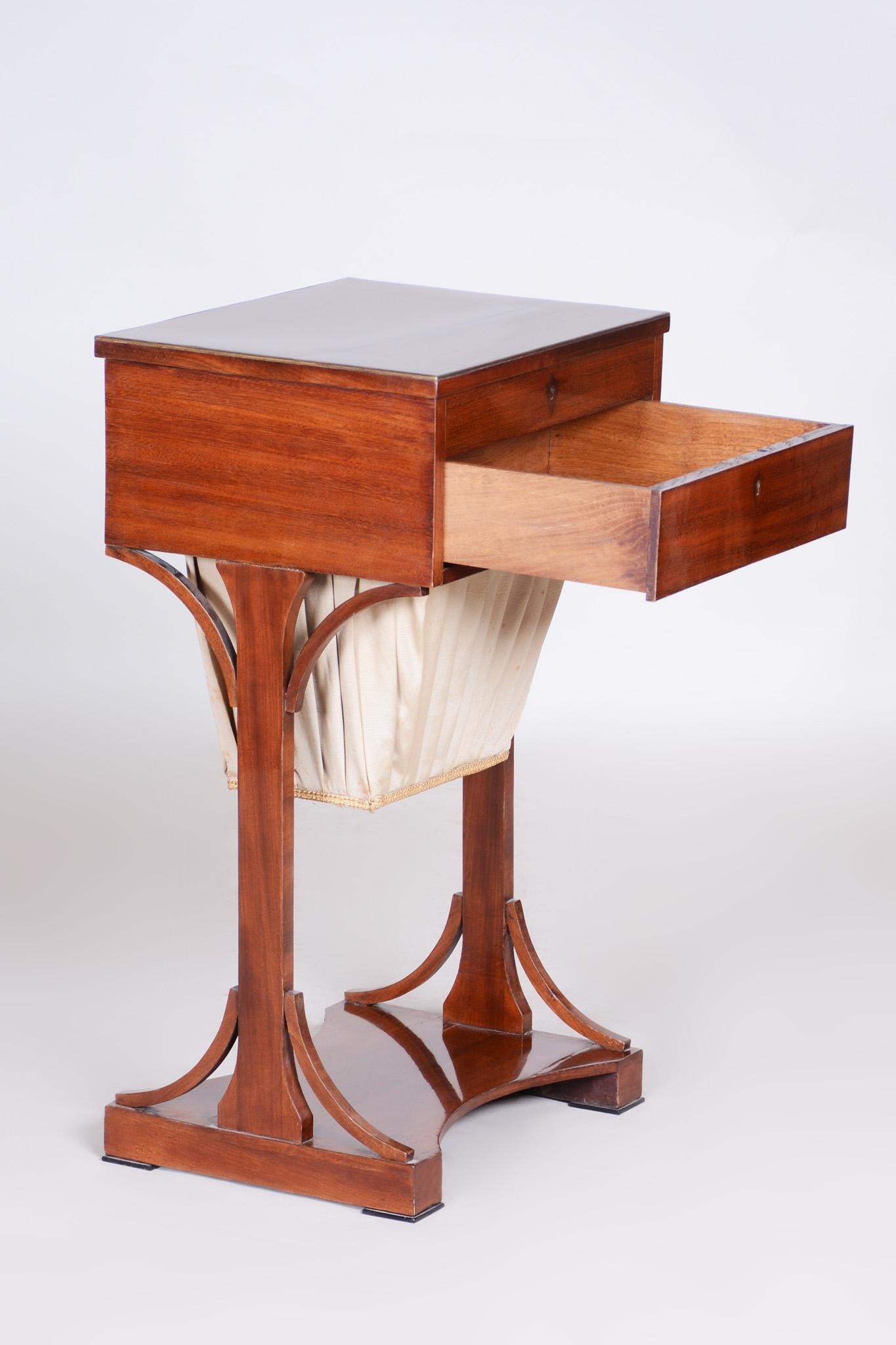 19th Century Restored German Biedermeier Table, Made with Mahogany, 1820s For Sale 7