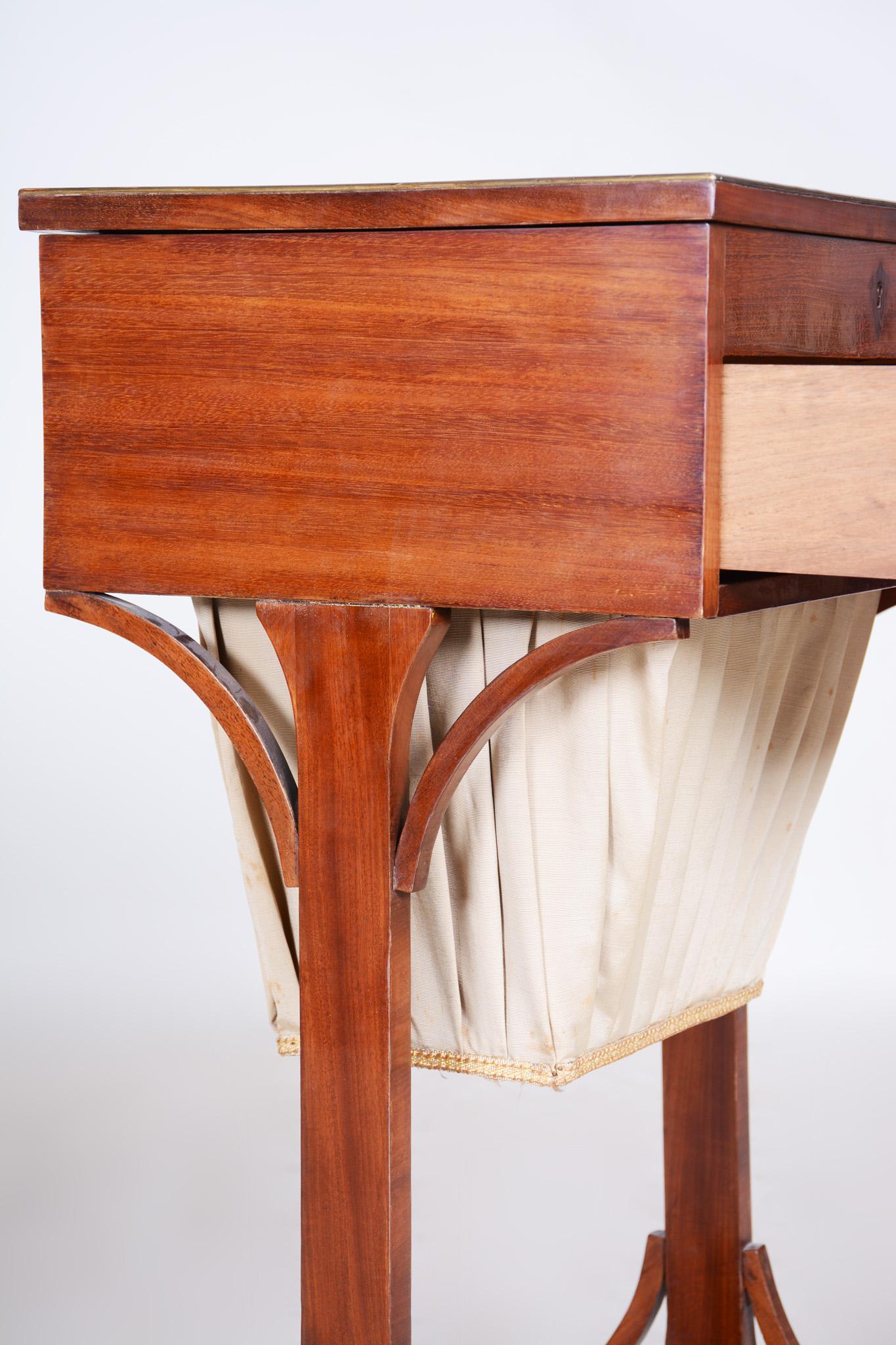 19th Century Restored German Biedermeier Table, Made with Mahogany, 1820s For Sale 8