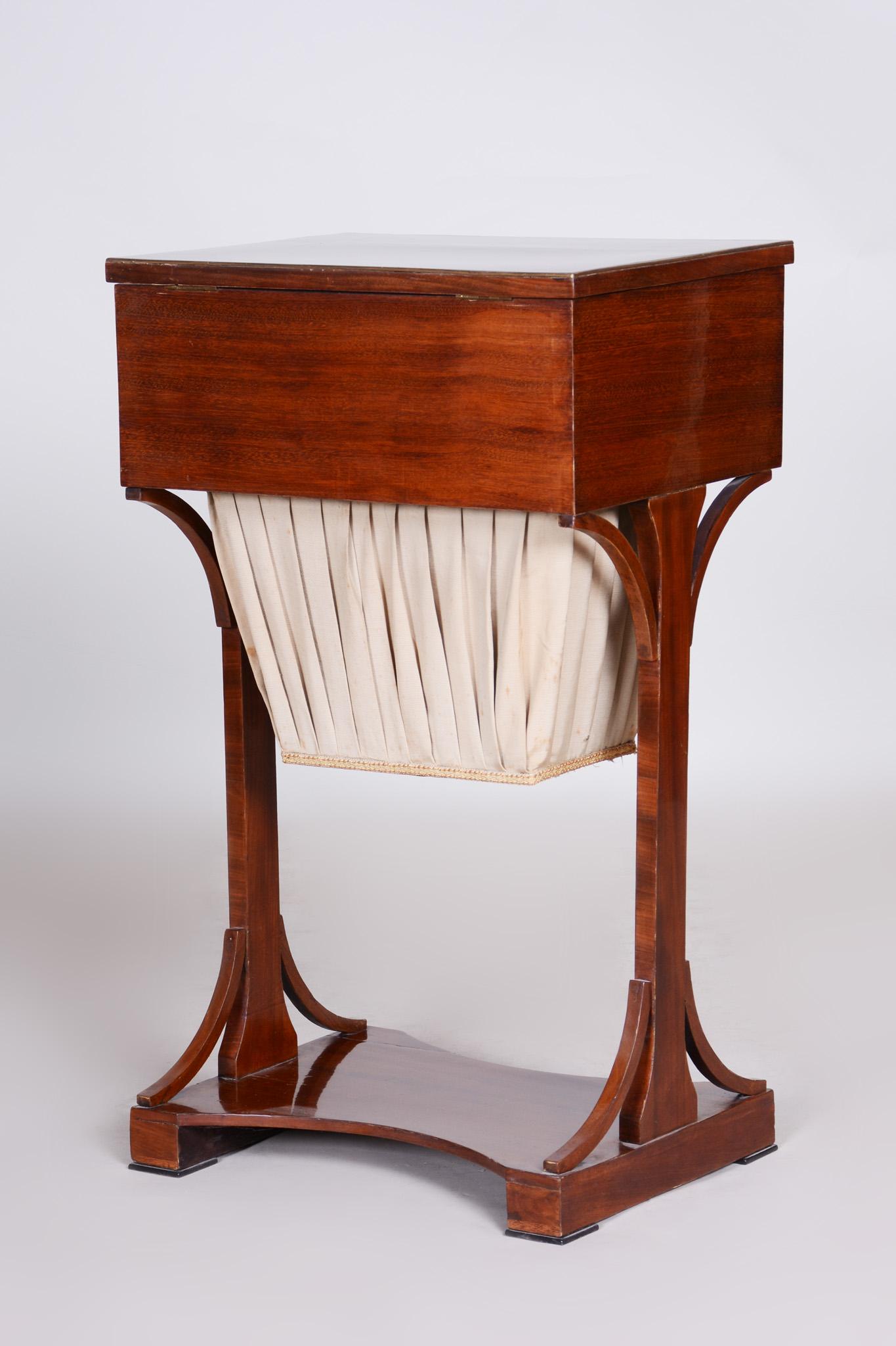 19th Century Restored German Biedermeier Table, Made with Mahogany, 1820s For Sale 11
