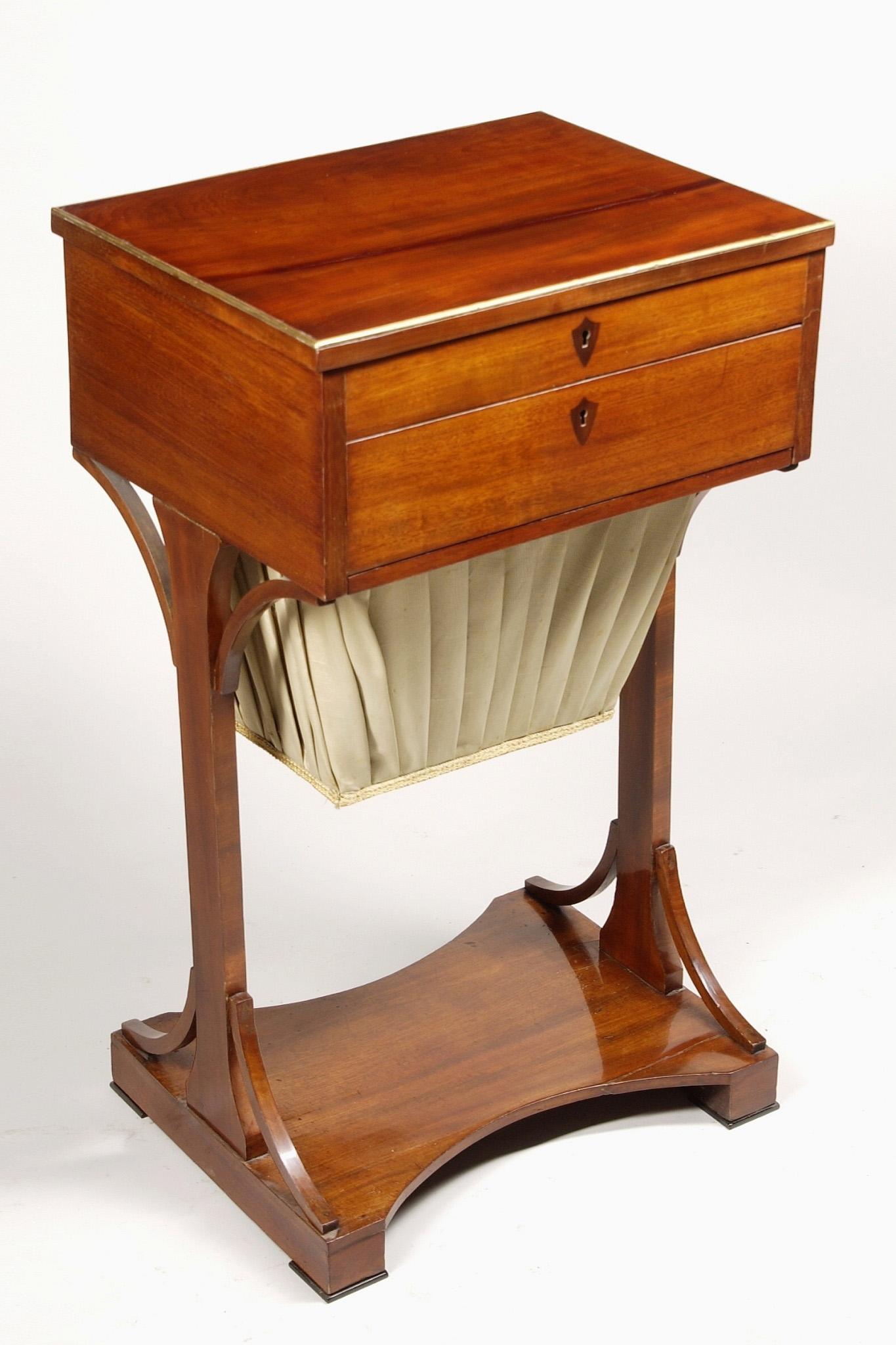 19th Century Restored German Biedermeier Table, Made with Mahogany, 1820s For Sale 12