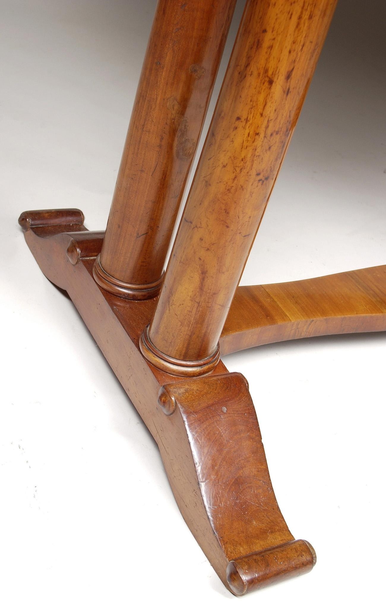 Biedermeier table
Completely restored.
Shellac polish.
Material: Mahogany
Source: Germany
Period: 1820-1829.