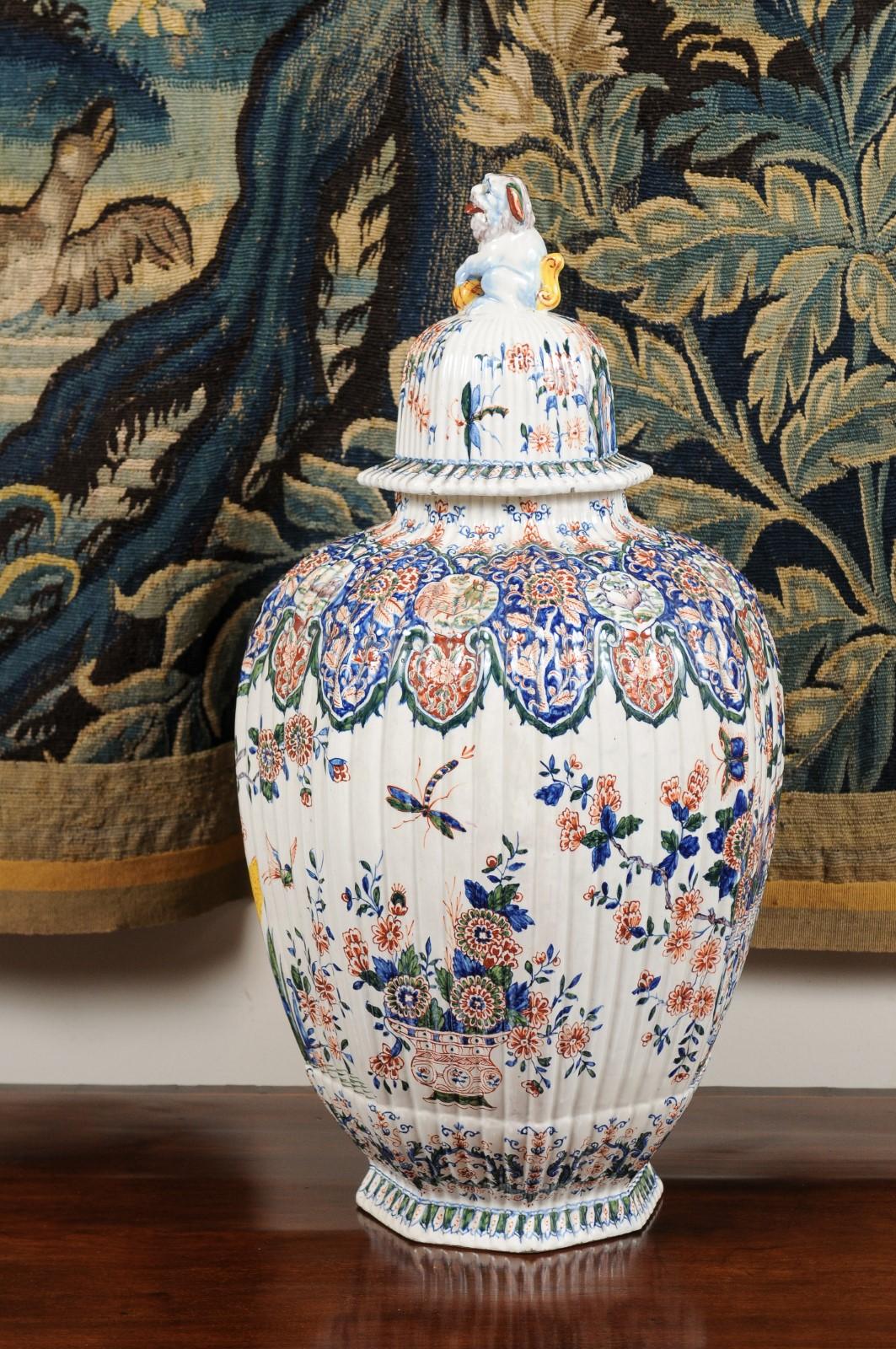 Urna Delft policroma a costine del XIX secolo con coperchio con pinna di leone in vendita 10