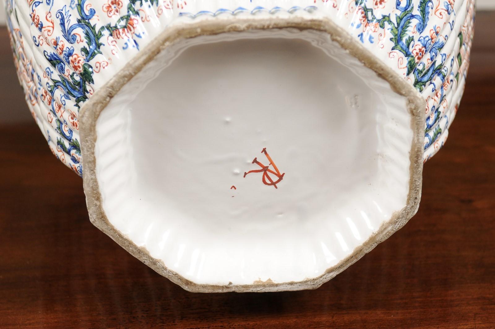 Urna Delft policroma a costine del XIX secolo con coperchio con pinna di leone in vendita 14