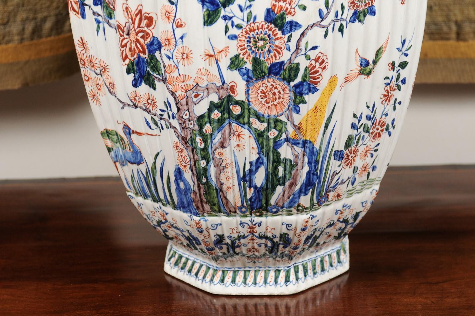 Urne en Delft polychrome nervurée du 19e siècle avec couvercle à fleur de lion en vente 2