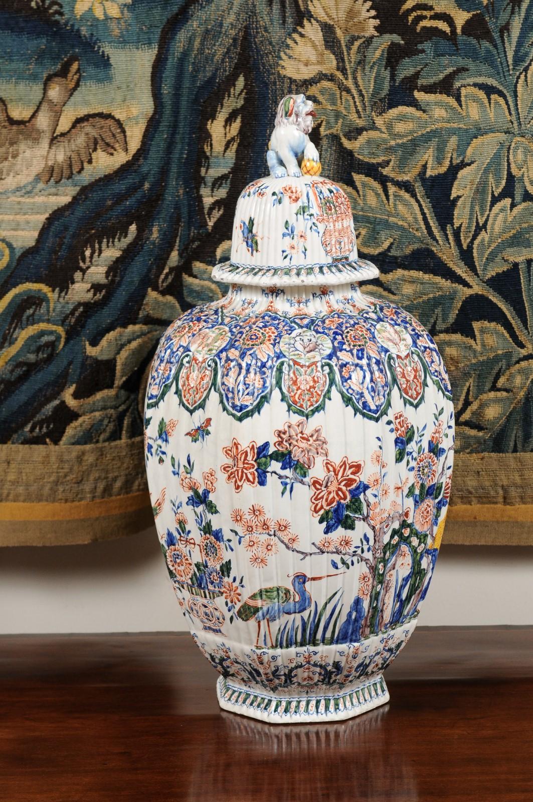 Urna Delft policroma a costine del XIX secolo con coperchio con pinna di leone in vendita 6