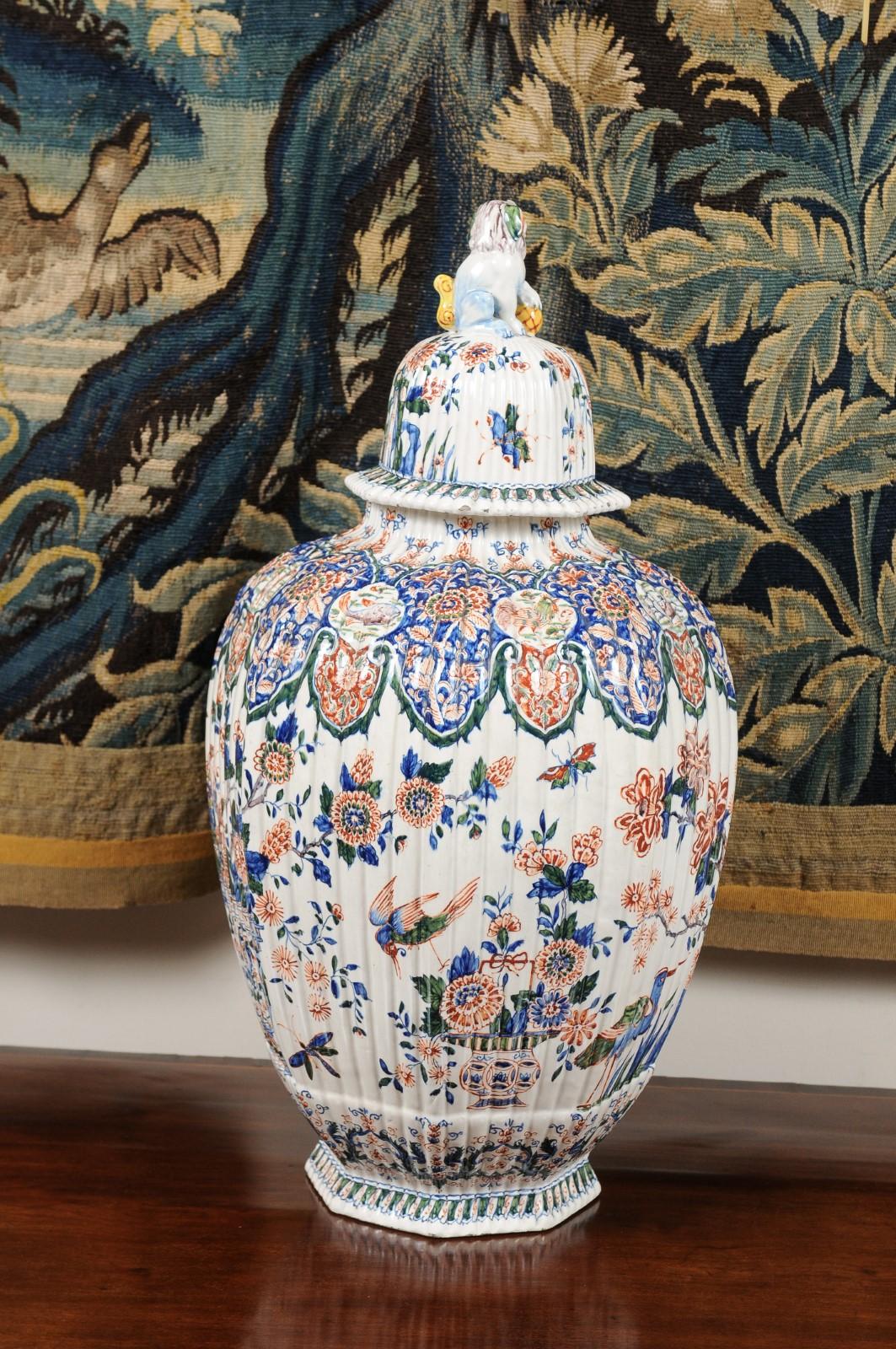 Urna Delft policroma a costine del XIX secolo con coperchio con pinna di leone in vendita 7