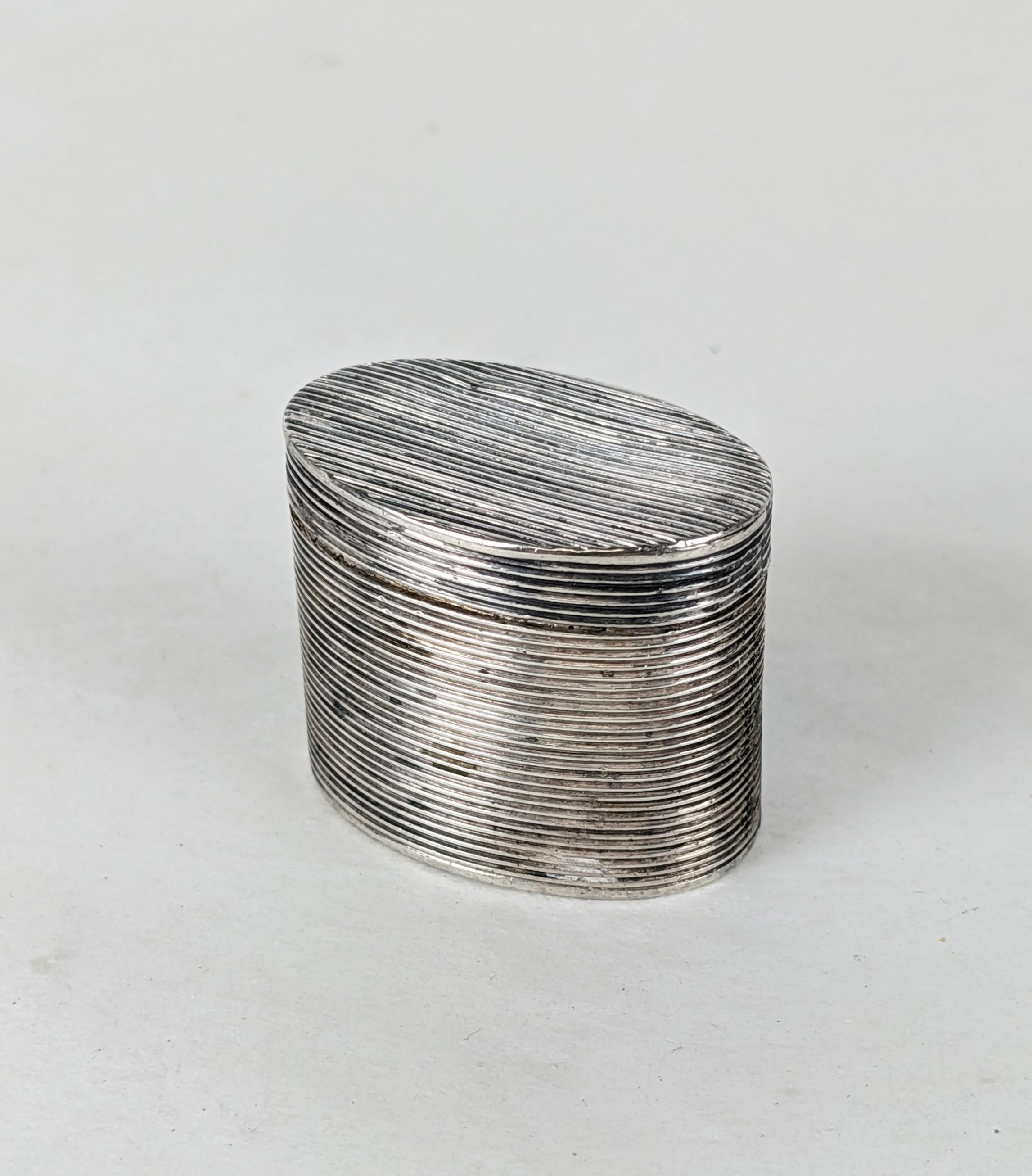 Elegante Pillendose aus geripptem Silber des 19. Jahrhunderts, handgefertigt aus Münzsilber. Für die einfache ovale handgefertigte Schachtel wird einfaches, geriffeltes Silber verwendet. 
1,25