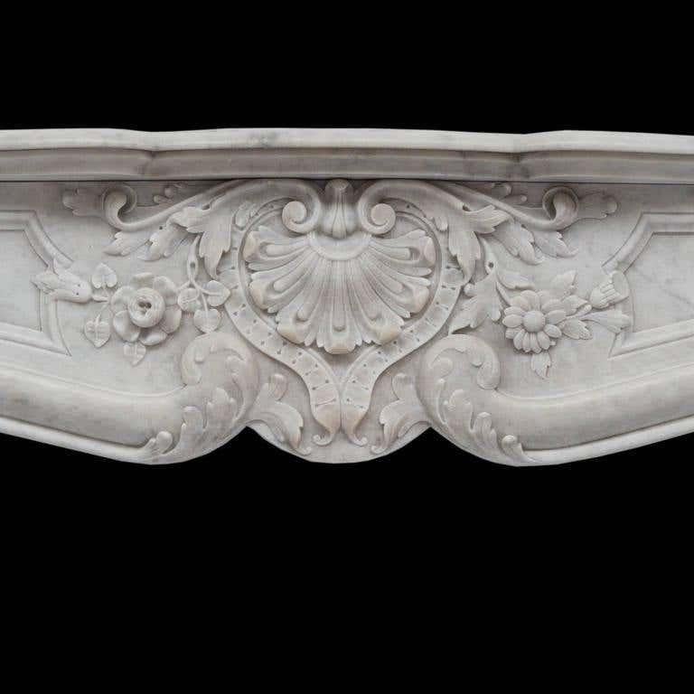 Repisa de chimenea de mármol blanco de Carrara Luis XVI ricamente esculpida del siglo XIX Francés en venta