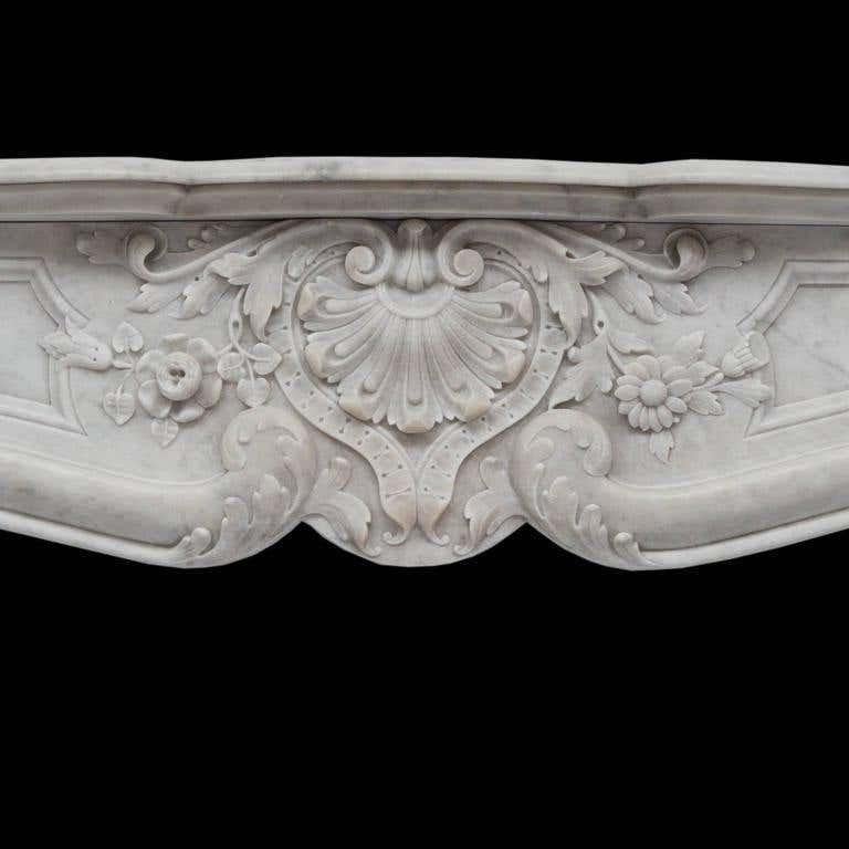 Kaminsims aus weißem Carrara-Marmor im Louis XVI-Stil des 19. Jahrhunderts (Louis XVI.) im Angebot