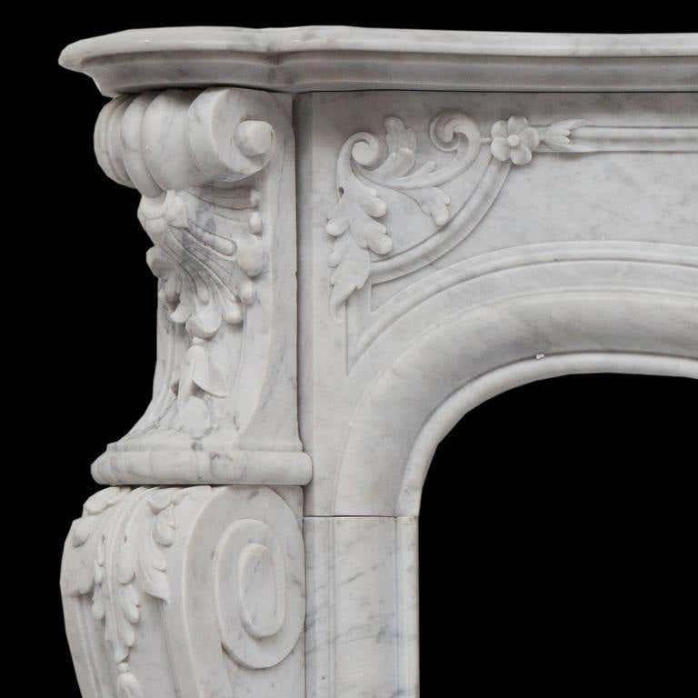 Repisa de chimenea de mármol blanco de Carrara Luis XVI ricamente esculpida del siglo XIX Tallado en venta