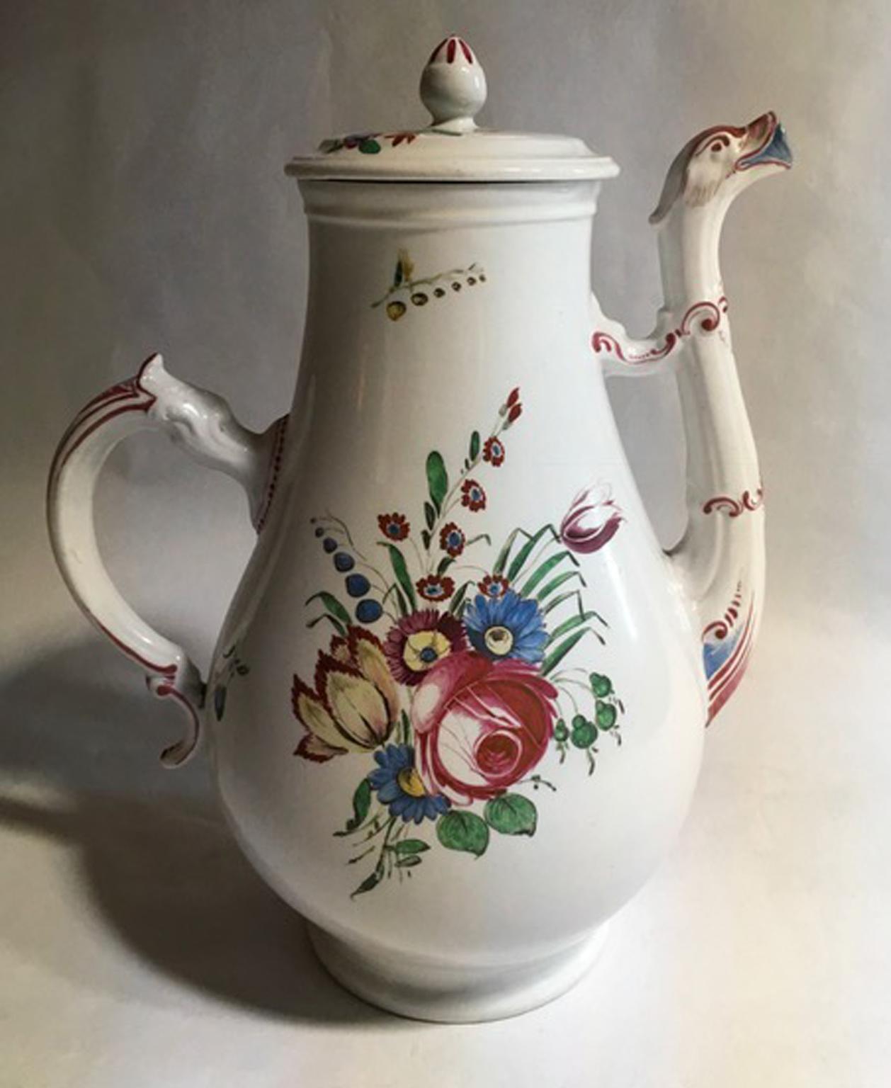 This is a beautiful piece in Italian porcelain handmade by Richard Ginori. The high quality of this italian production of Doccia, is recognizable at first glance. The flower decoration with pink roses, multicolored country flowers and tulips is hand