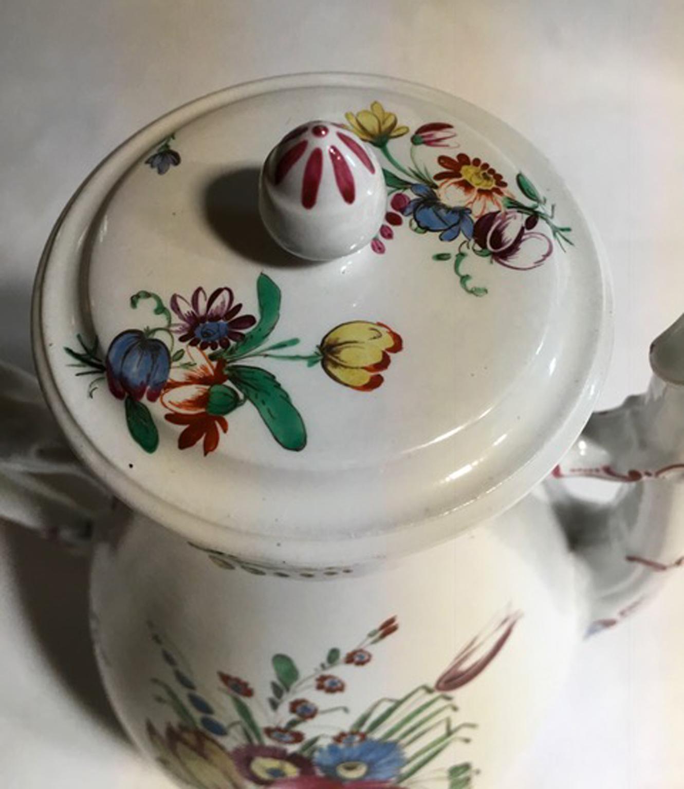 Italy 19th Century Richard Ginori Porcelain Coffee Pot with Flowers Decor In Good Condition For Sale In Brescia, IT