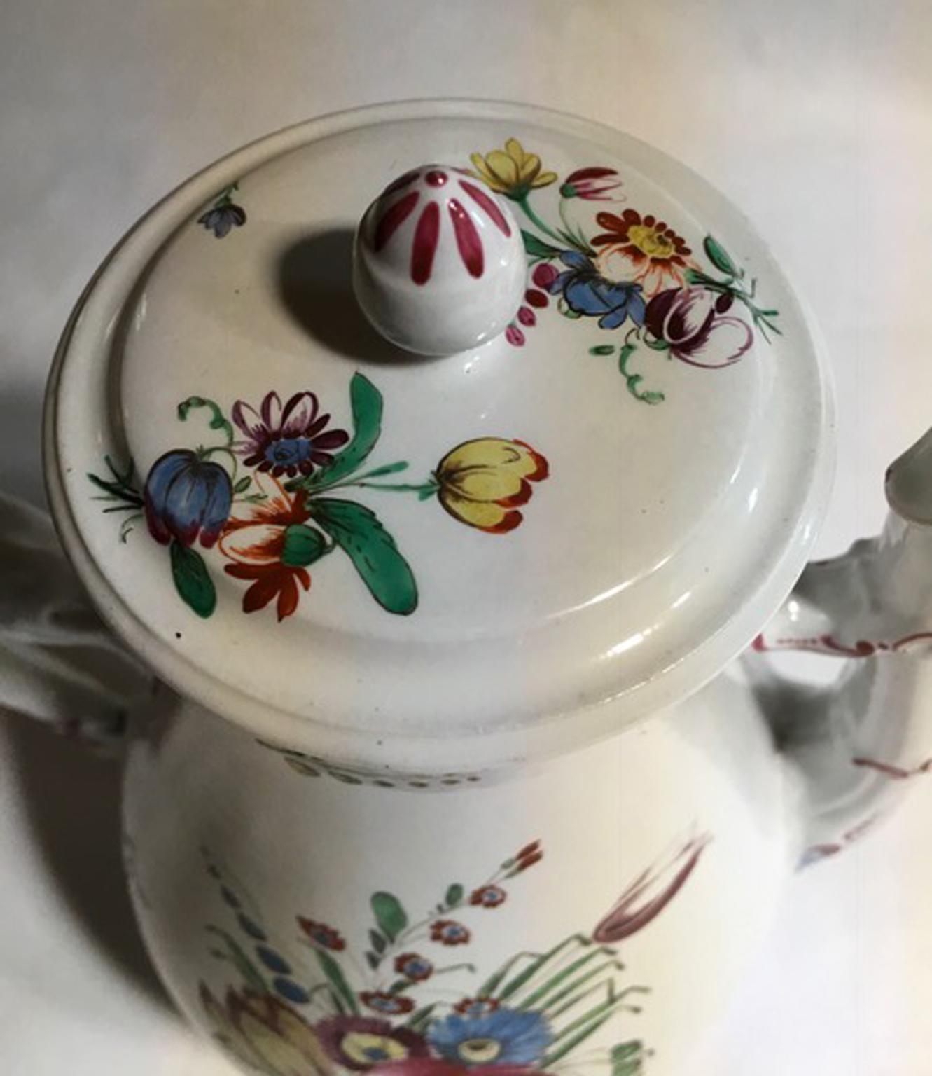 Italia Siglo XIX Cafetera de porcelana Richard Ginori con decoración de flores en venta 1