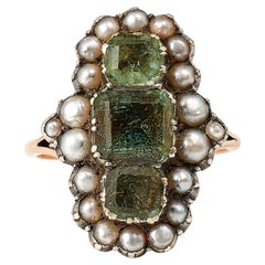 Bague du 19e siècle avec émeraudes et demi-perles en or et argent travaillés à la main
