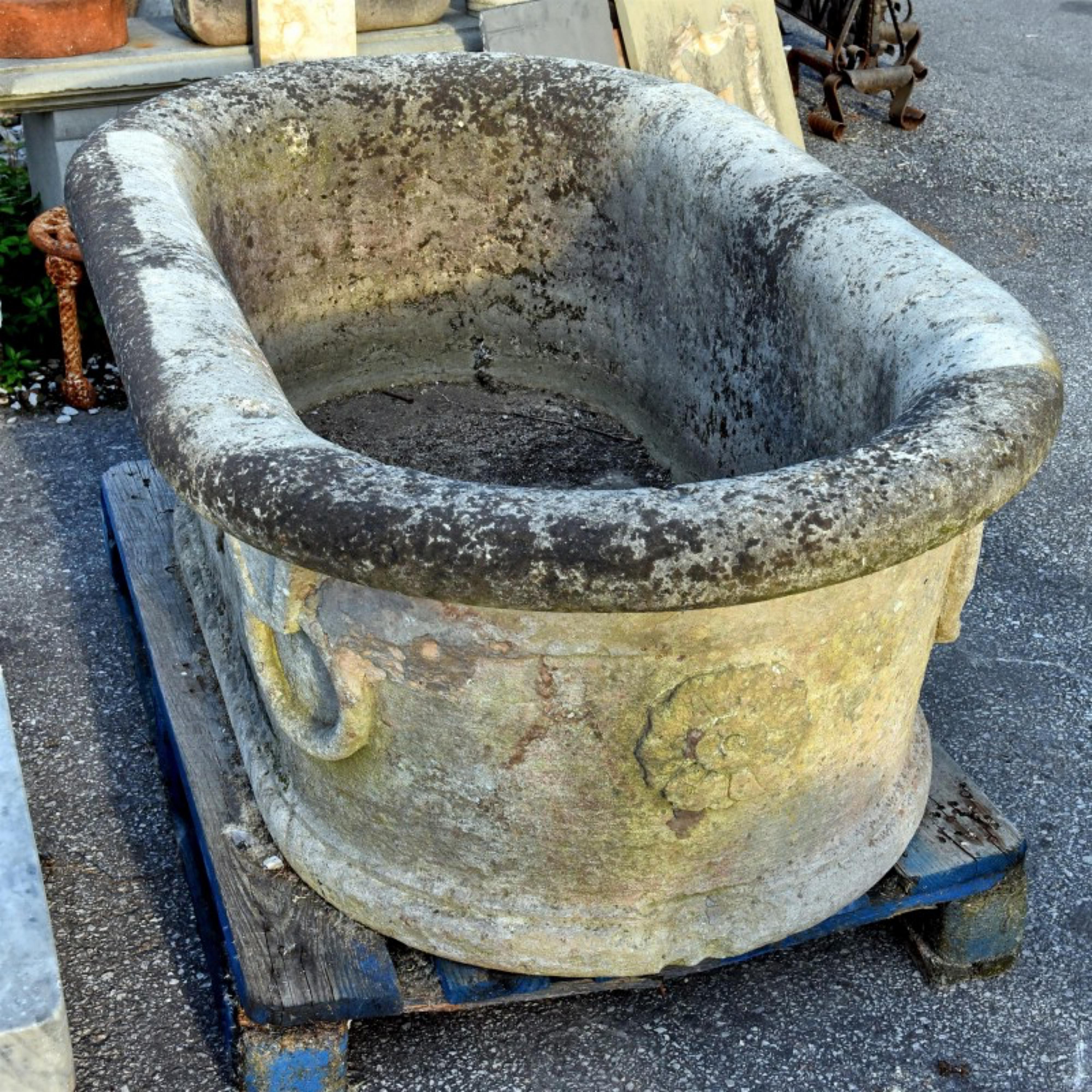 19th Century Ringed Double Sided Stone French Empire Tub In Good Condition For Sale In Madrid, ES