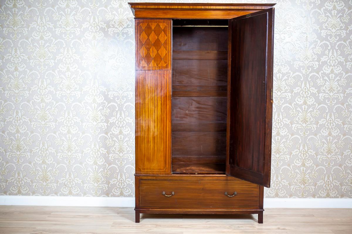 We present you a closet signed by Robson & Sons of Newcastle on Tyne, dated the late 19th century.
This case piece of furniture is composed of a base with a deep socle drawer and a three-door upper section, which is topped with a simple