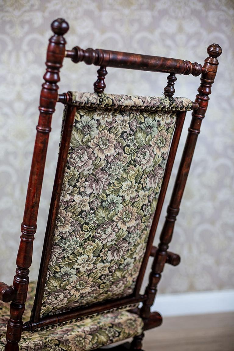 Fauteuil à bascule éclectique du 19e siècle en tissu floral Bon état - En vente à Opole, PL