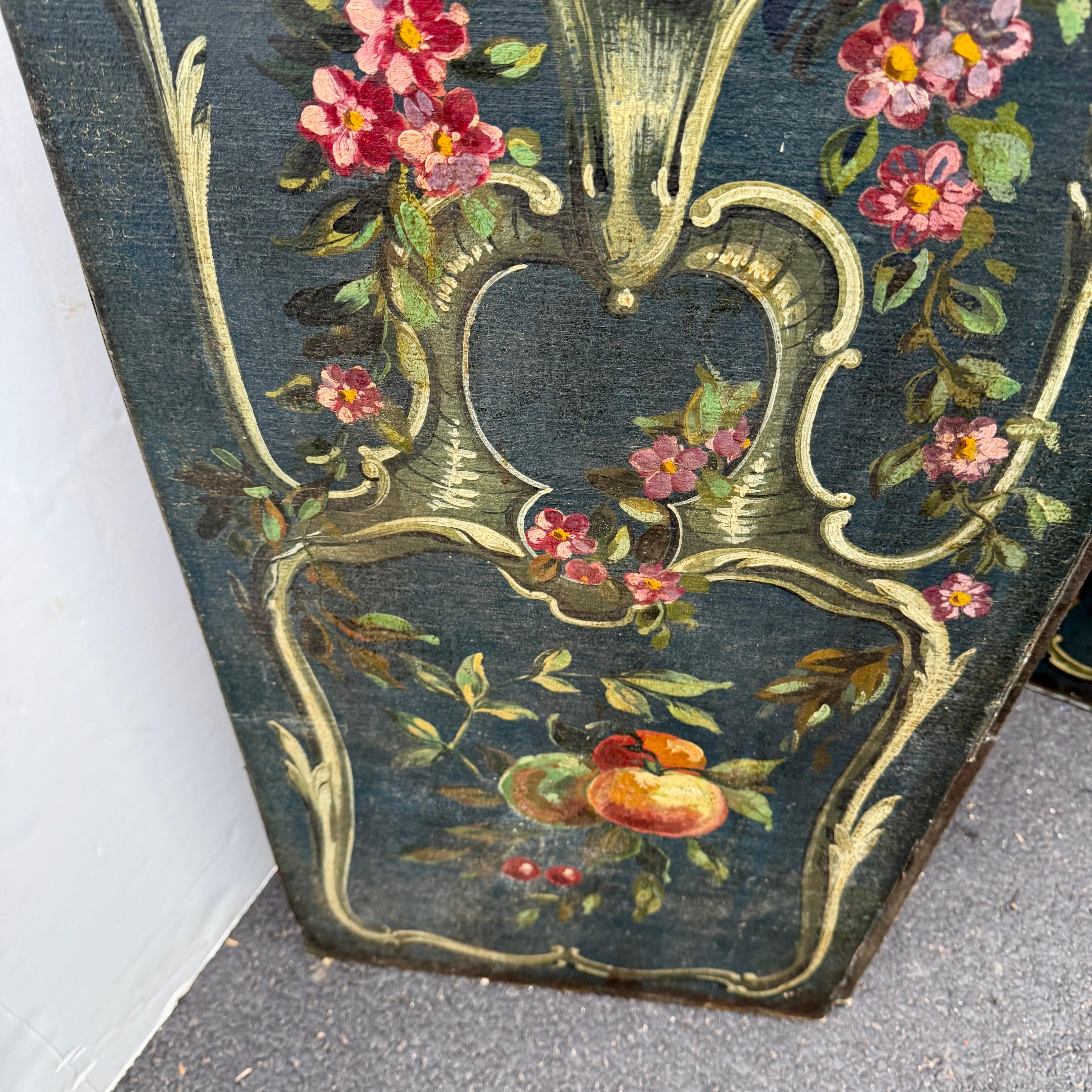 Paravent à quatre panneaux peints de motifs floraux du 19e siècle, de style rococo en vente 3