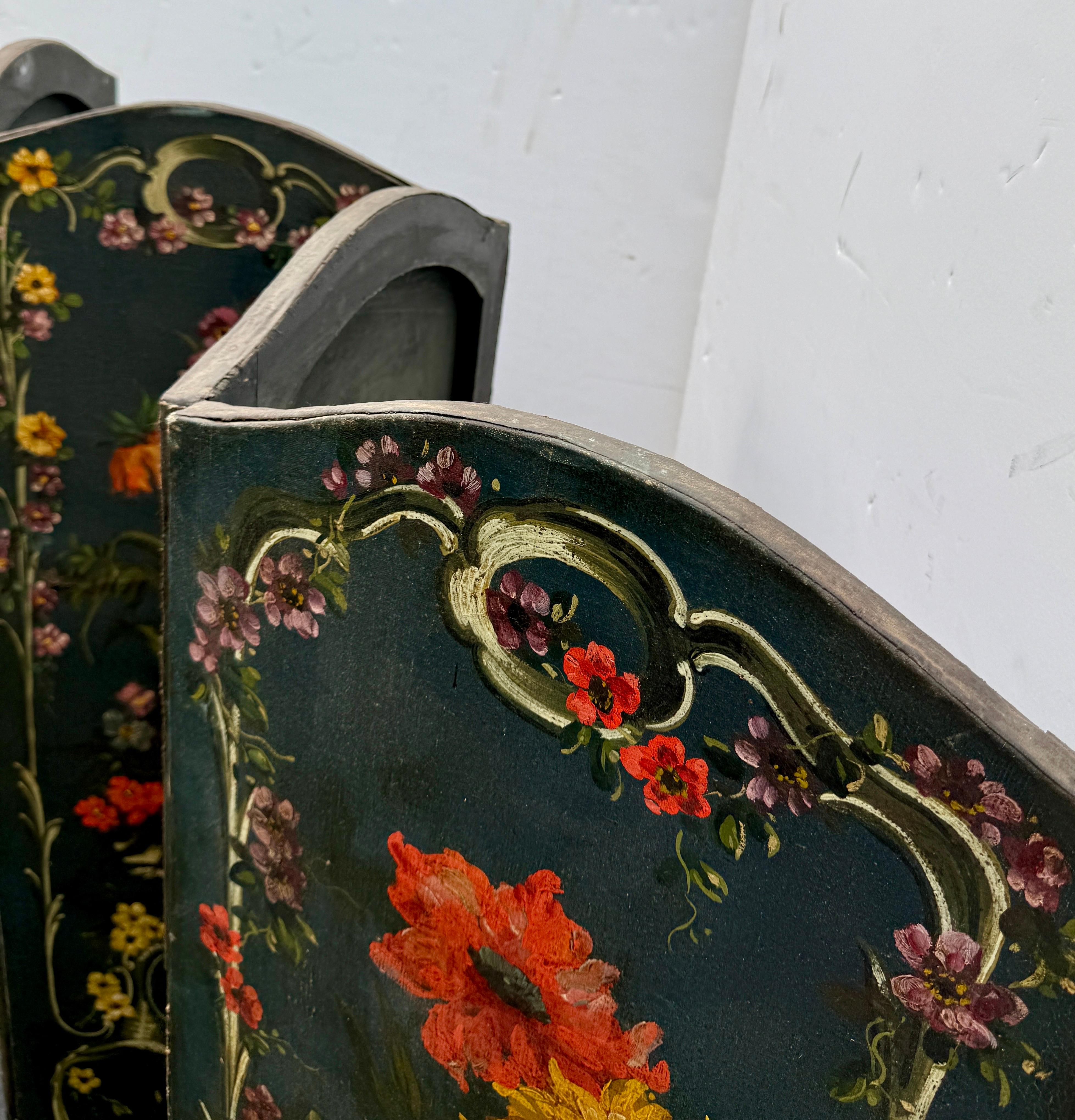 Paravent à quatre panneaux peints de motifs floraux du 19e siècle, de style rococo en vente 4