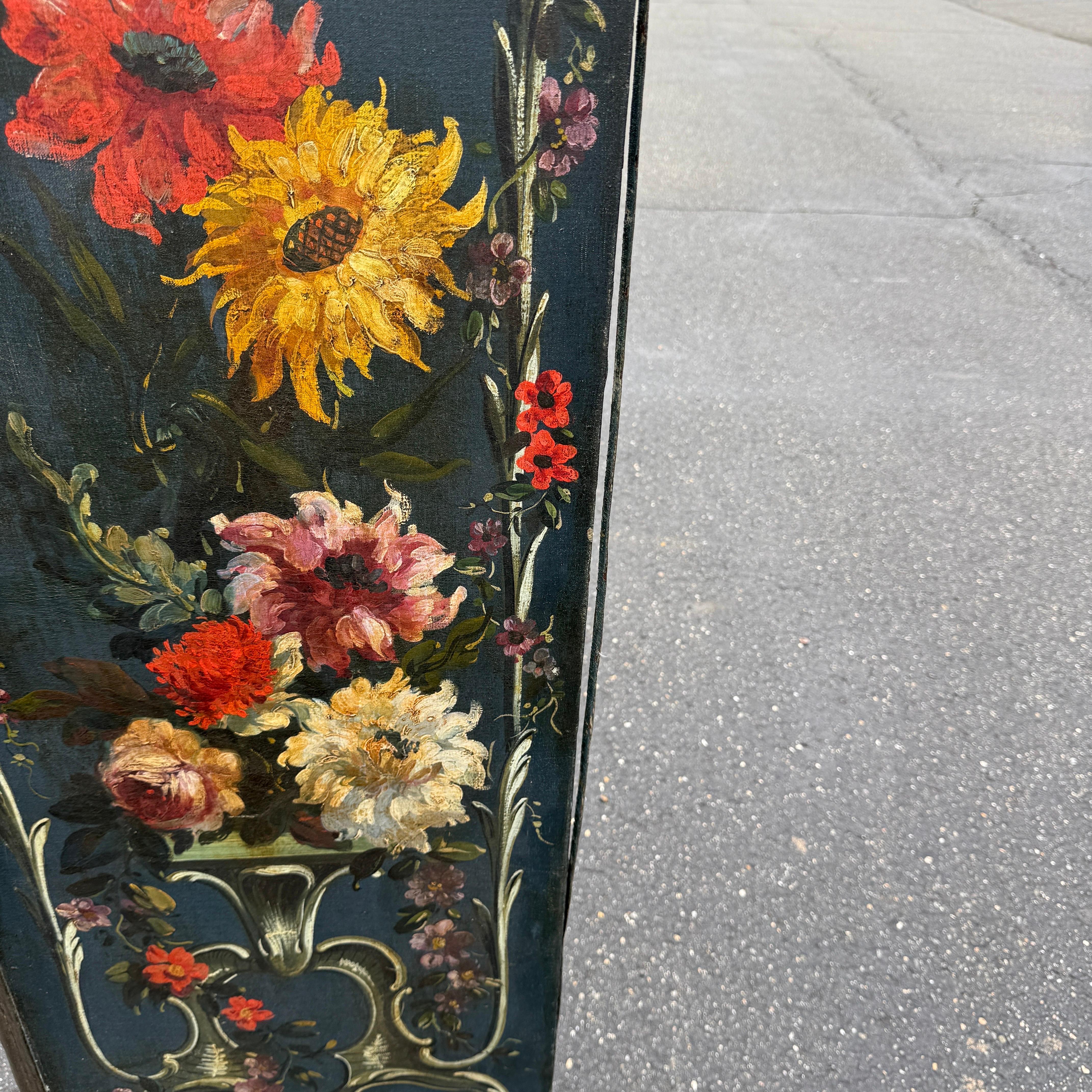 Impressionnant paravent à quatre panneaux peints représentant une variété de fleurs.  Chaque panneau est délicatement peint en noir, rouge, orange, jaune, rose et bleu. Utilisé à l'origine comme séparation décorative d'une pièce ou pour assurer