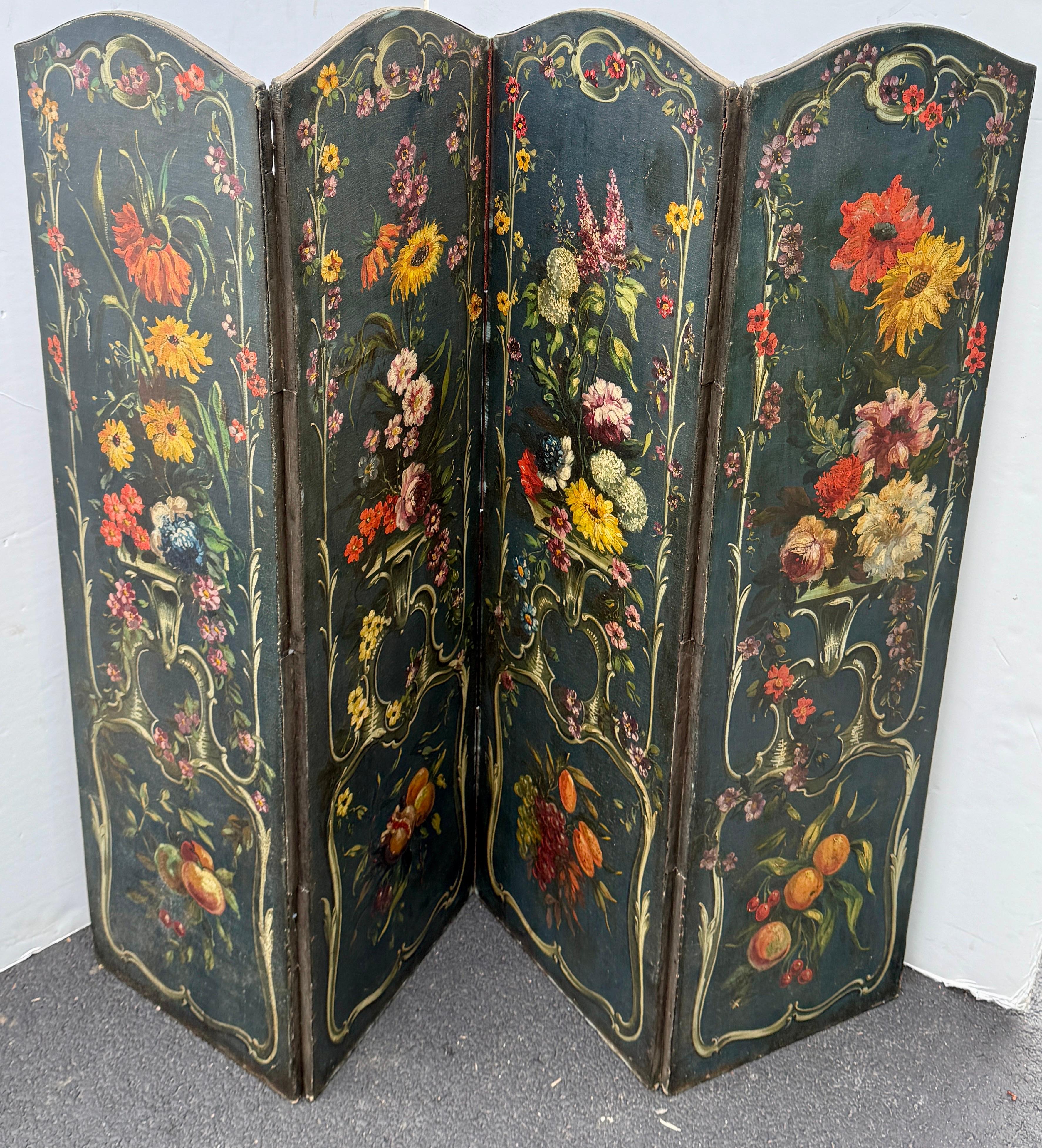 Rococo Paravent à quatre panneaux peints de motifs floraux du 19e siècle, de style rococo en vente