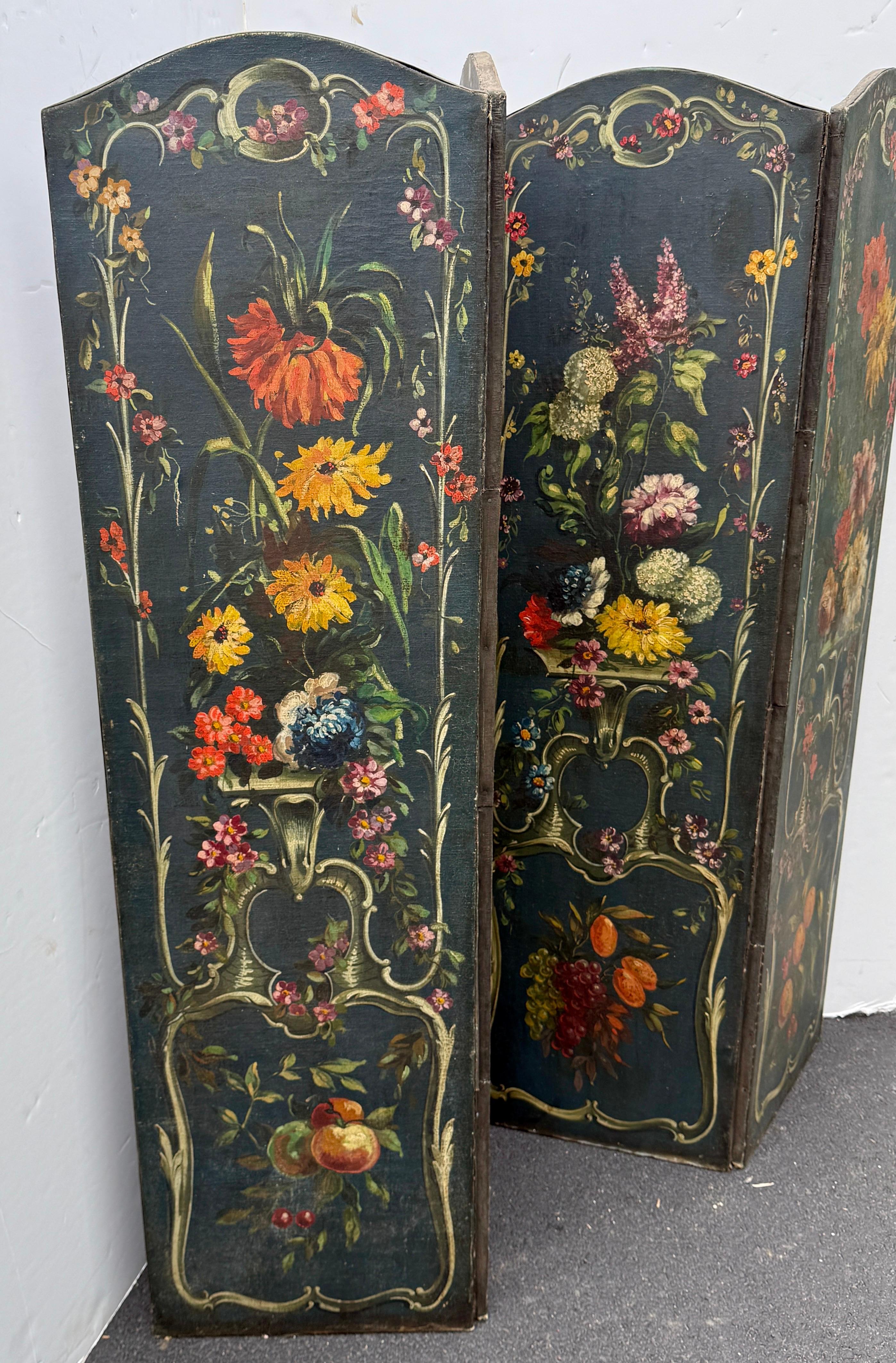 Danois Paravent à quatre panneaux peints de motifs floraux du 19e siècle, de style rococo en vente