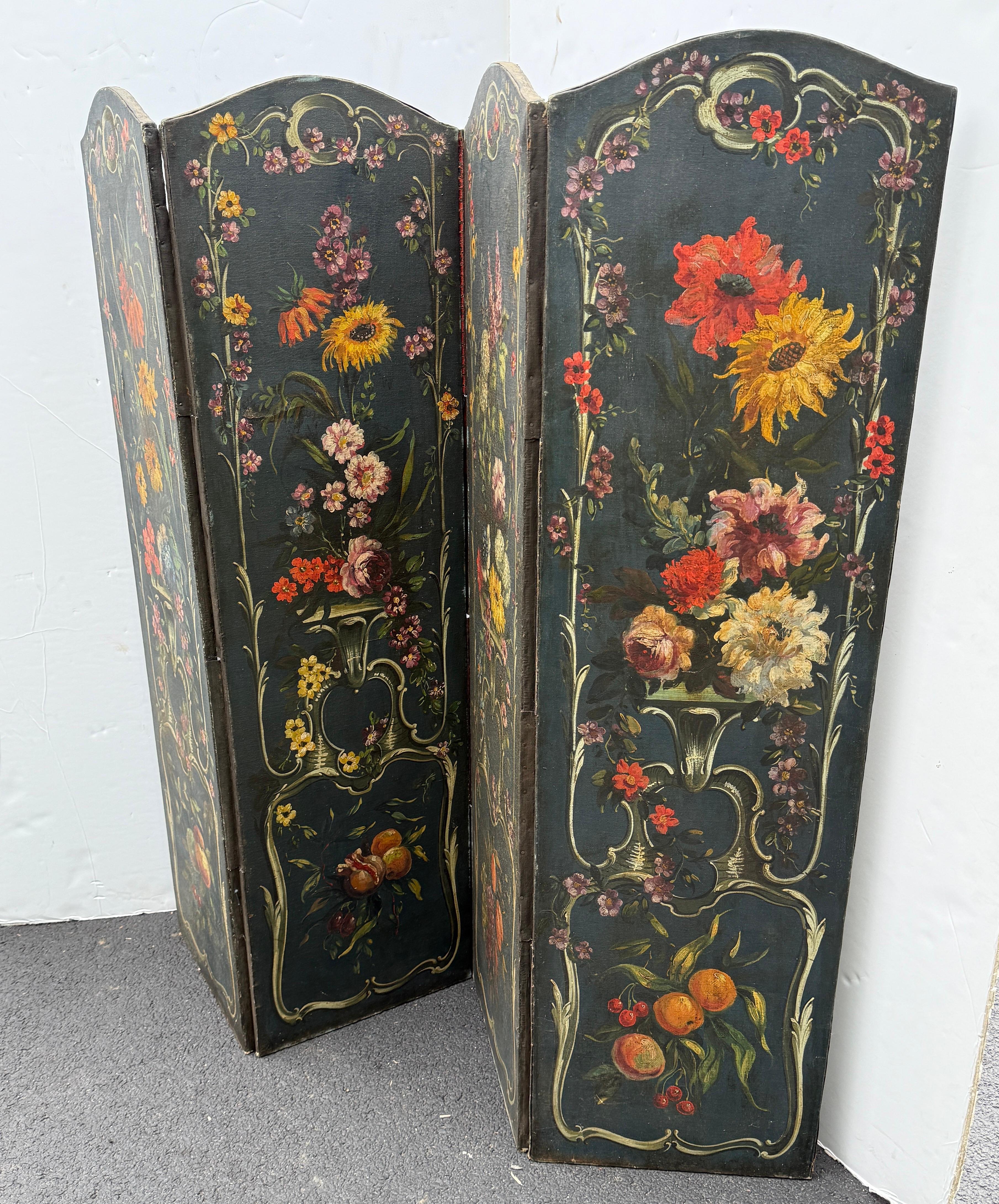 Peint à la main Paravent à quatre panneaux peints de motifs floraux du 19e siècle, de style rococo en vente