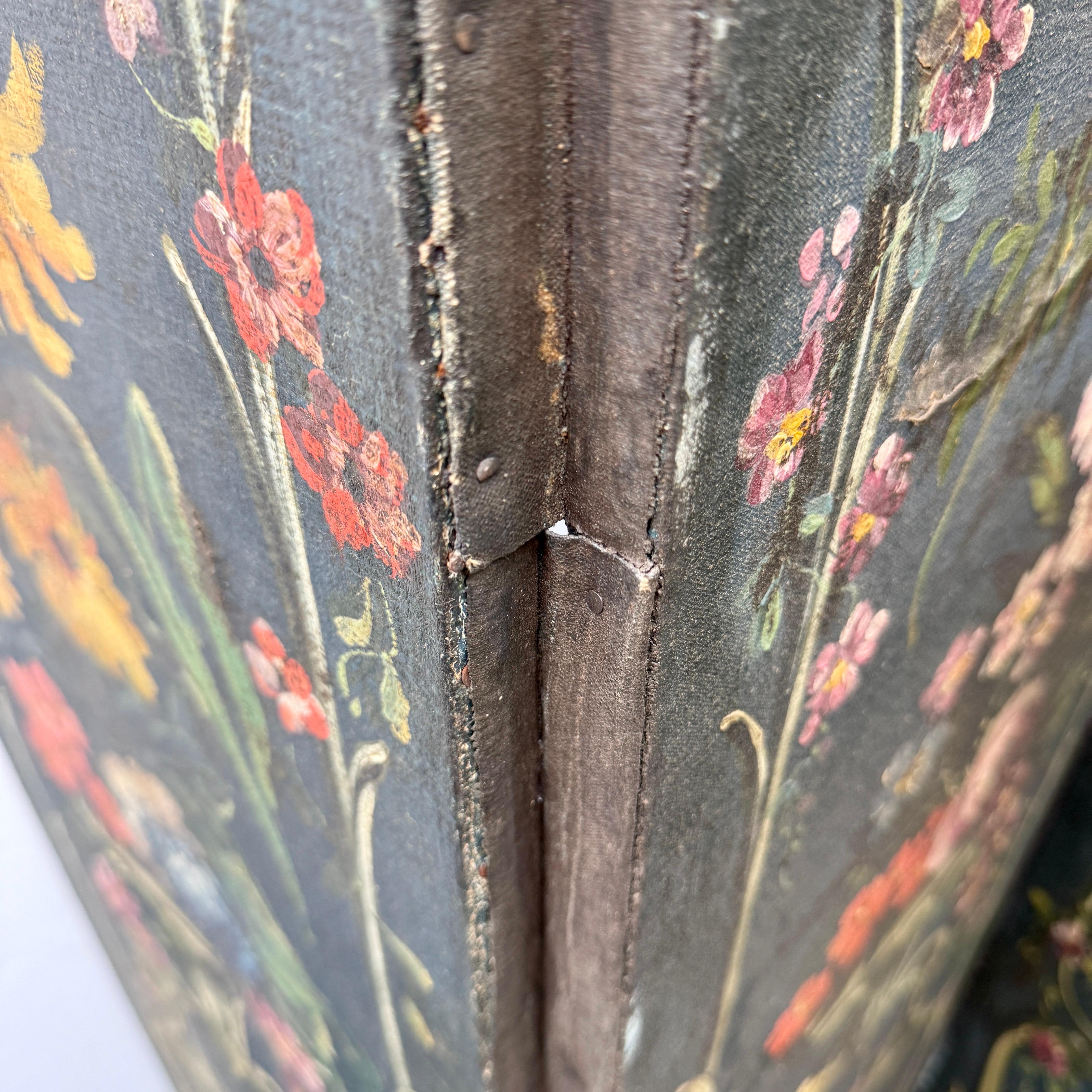 XIXe siècle Paravent à quatre panneaux peints de motifs floraux du 19e siècle, de style rococo en vente