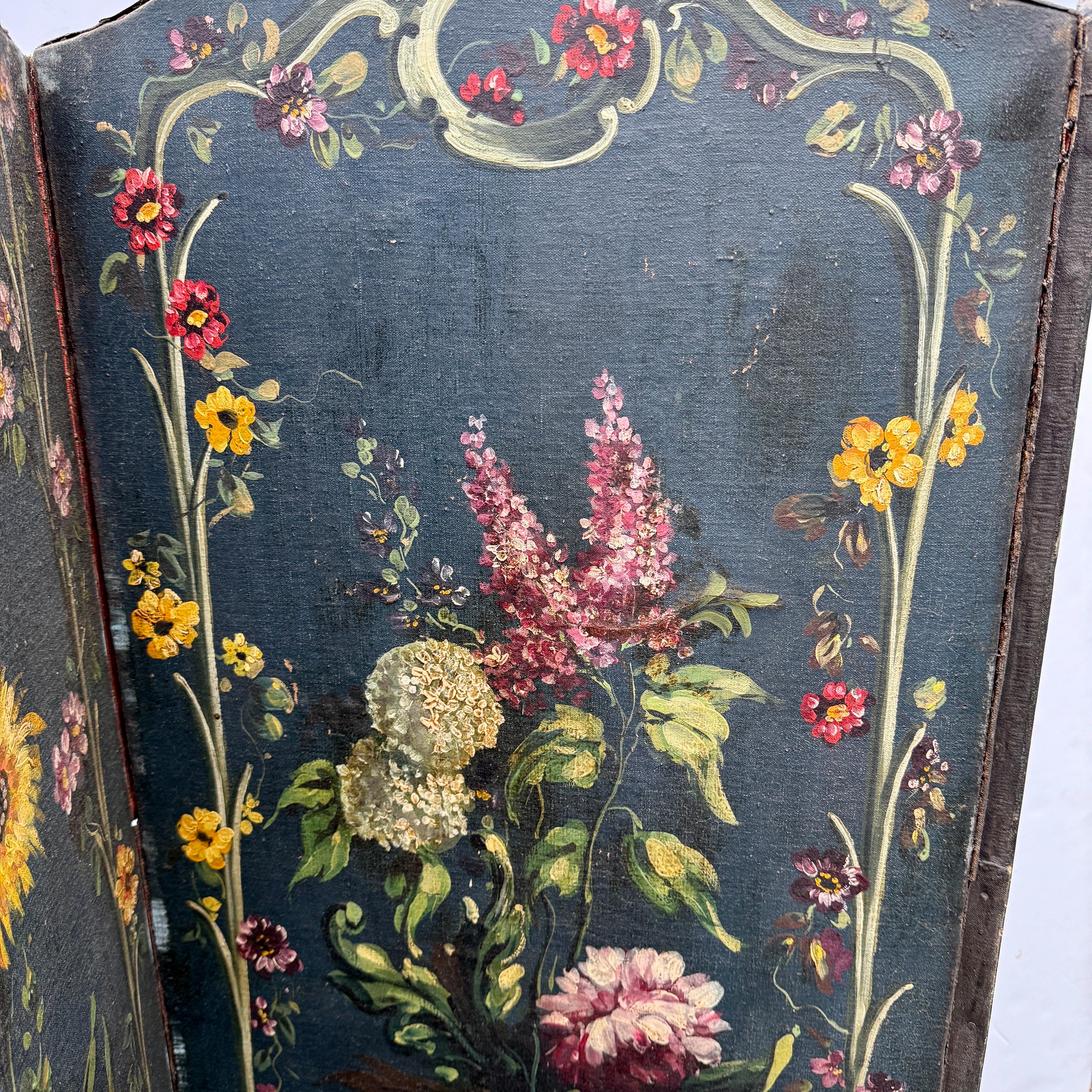 Bois Paravent à quatre panneaux peints de motifs floraux du 19e siècle, de style rococo en vente
