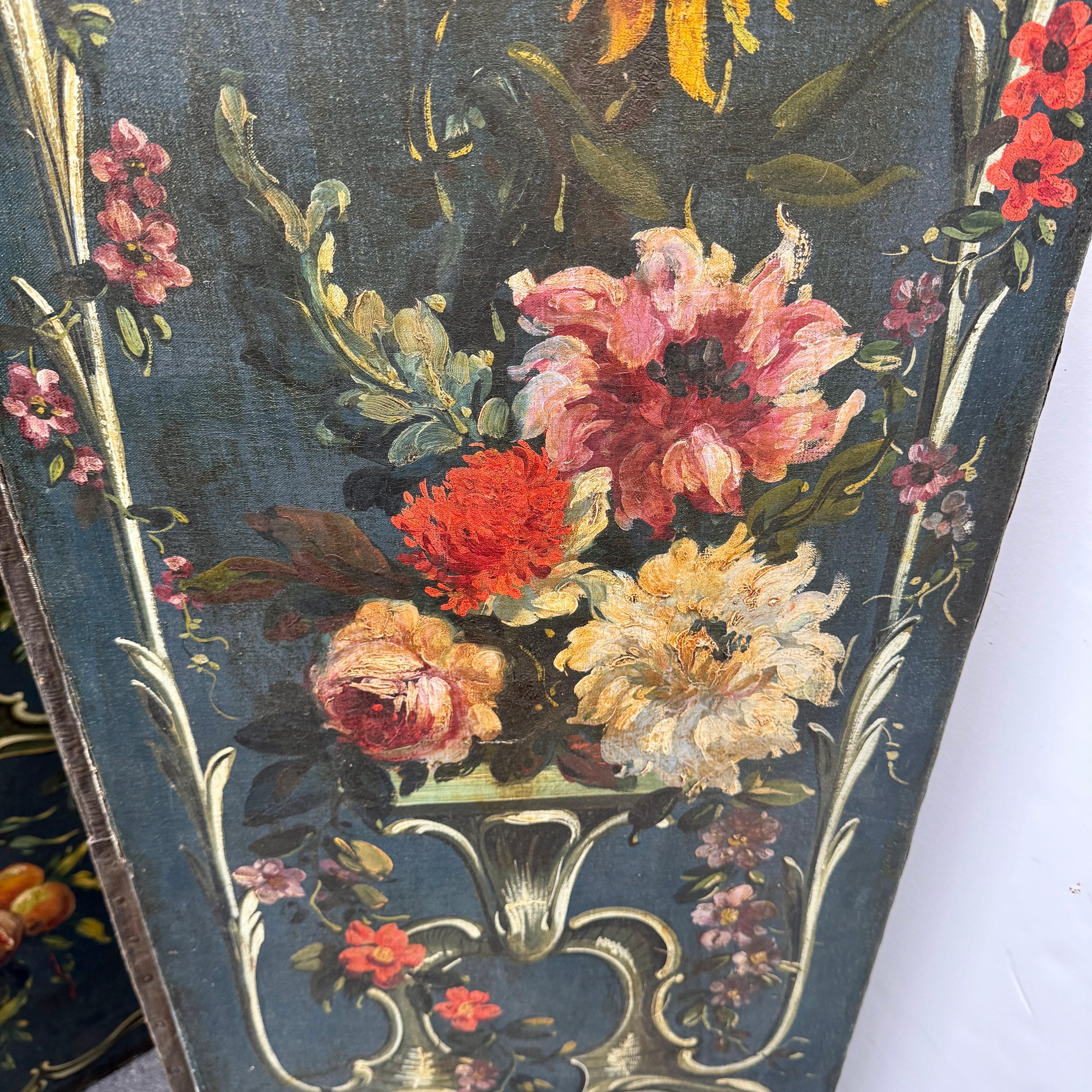 Paravent à quatre panneaux peints de motifs floraux du 19e siècle, de style rococo en vente 1