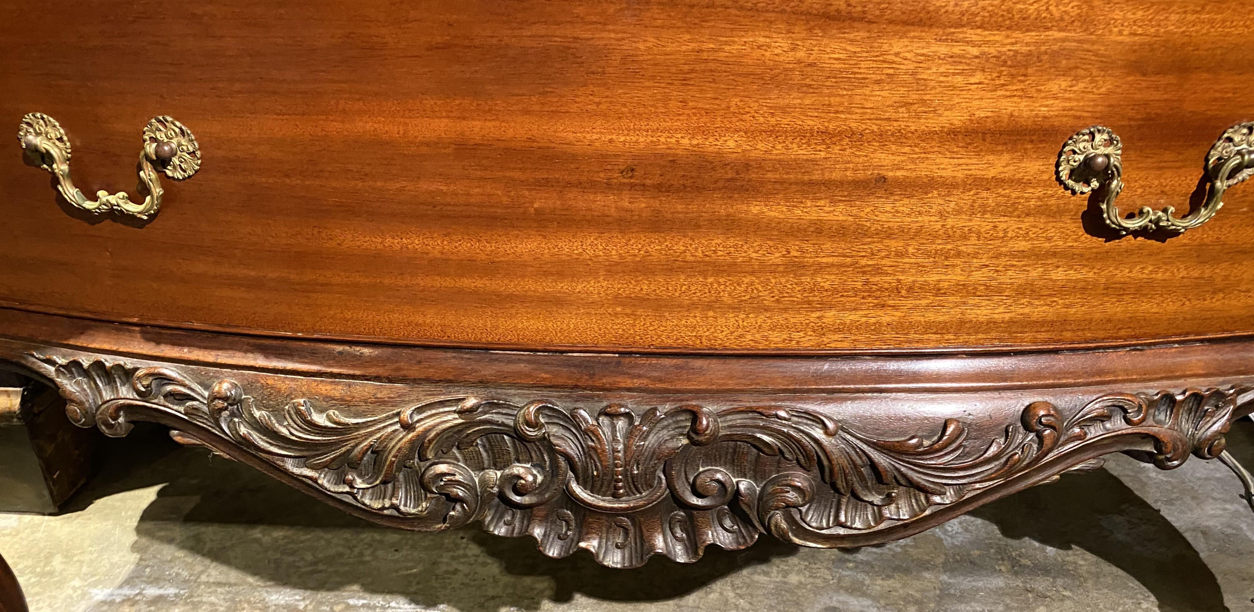 Inglese Comò o cassapanca rococò del XIX secolo in mogano intagliato a fogliame e a volute in vendita
