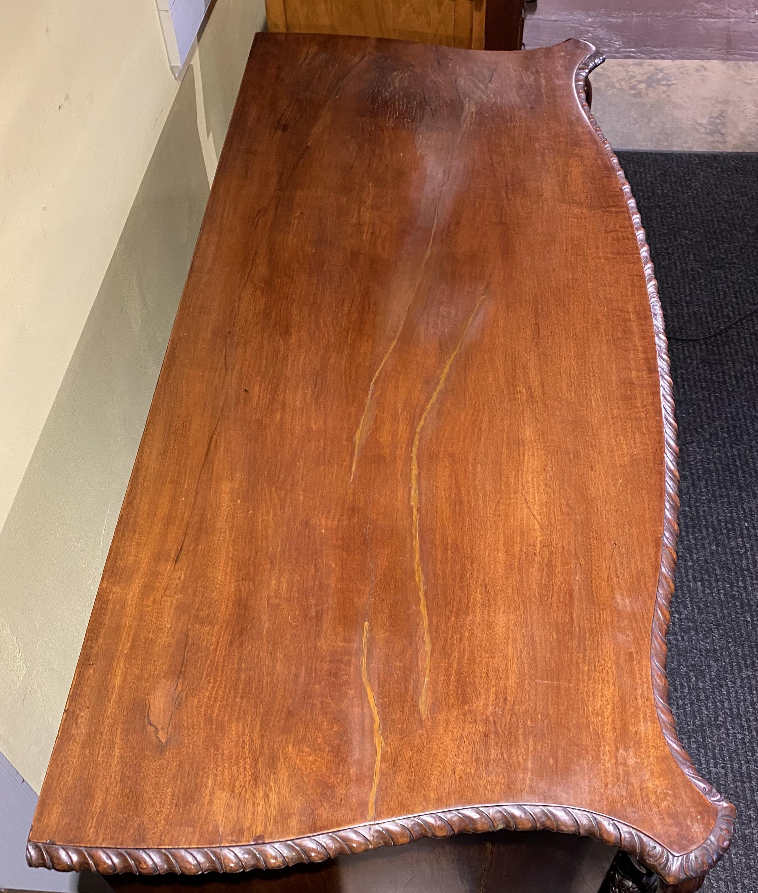 Comò o cassapanca rococò del XIX secolo in mogano intagliato a fogliame e a volute In condizioni buone in vendita a Milford, NH