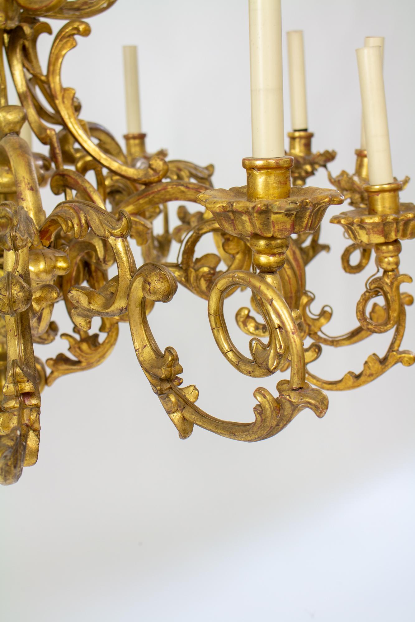 Paire de lustres en bois doré rococo français du XIXe siècle en vente 4