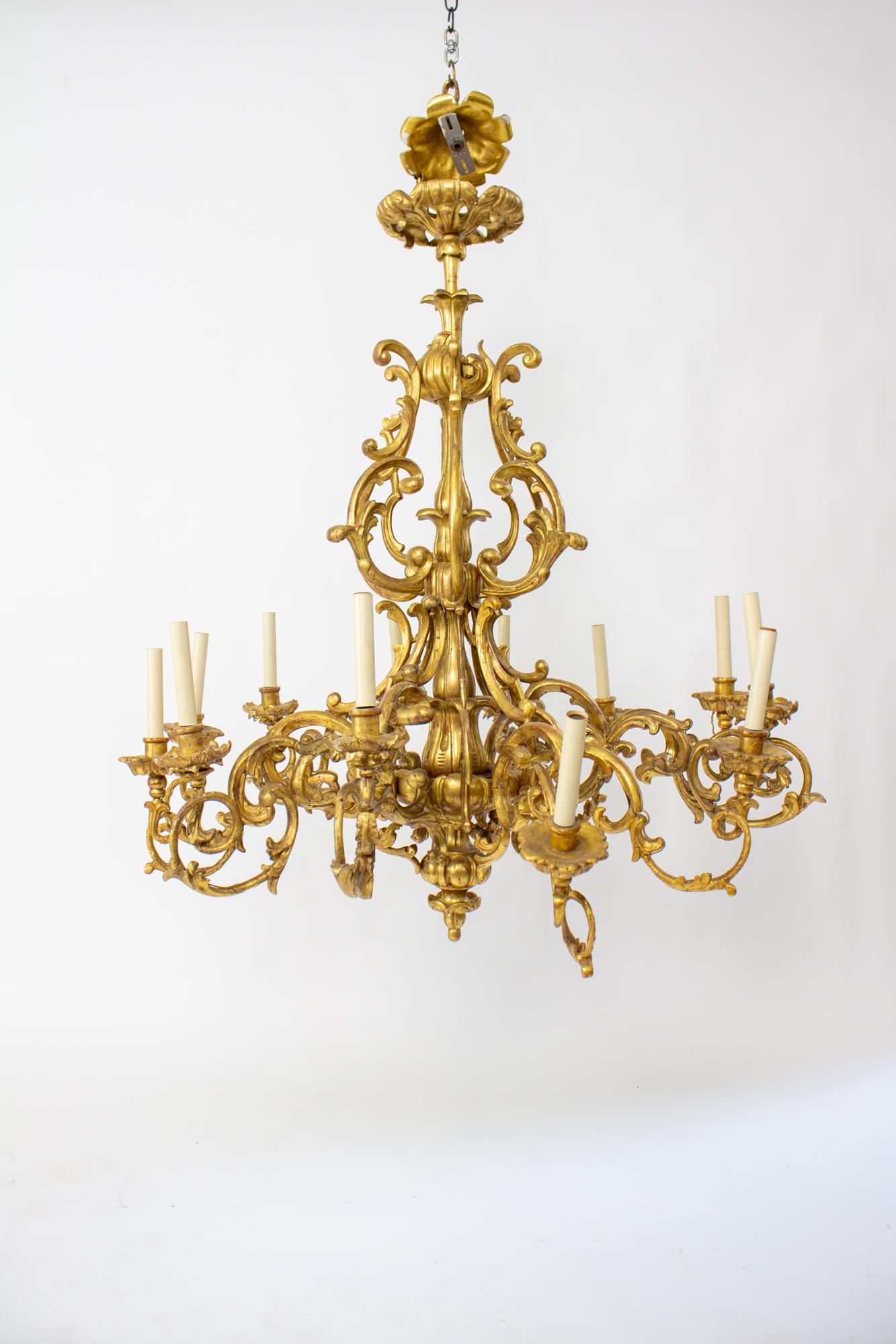 Paire de lustres en bois doré rococo français du XIXe siècle en vente 5