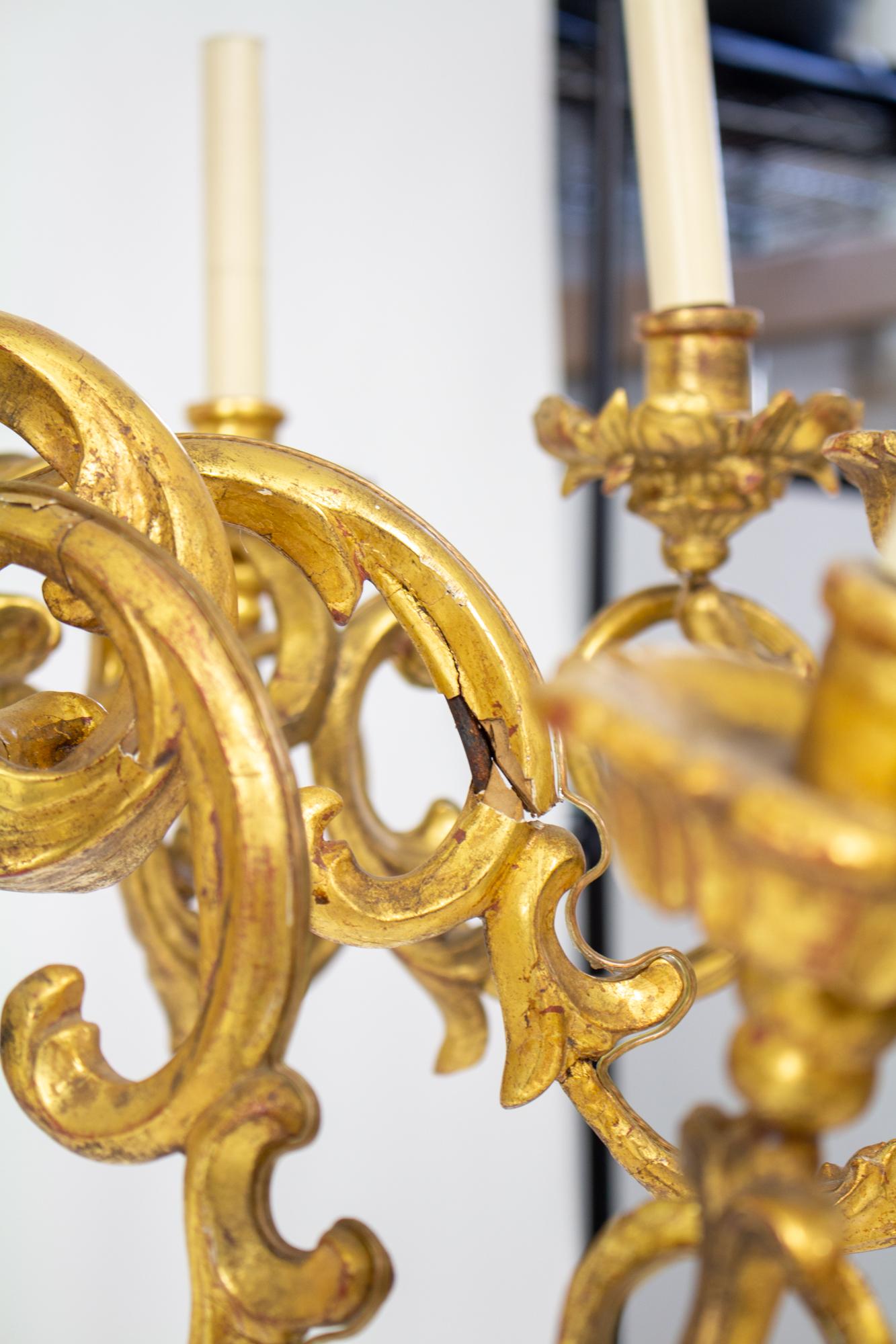 Paire de lustres en bois doré rococo français du XIXe siècle en vente 7