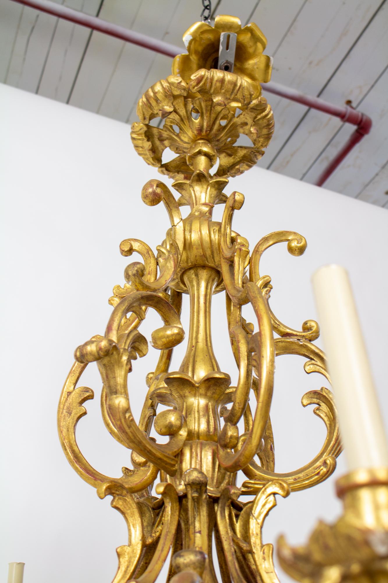 Paire de lustres en bois doré rococo français du XIXe siècle en vente 9