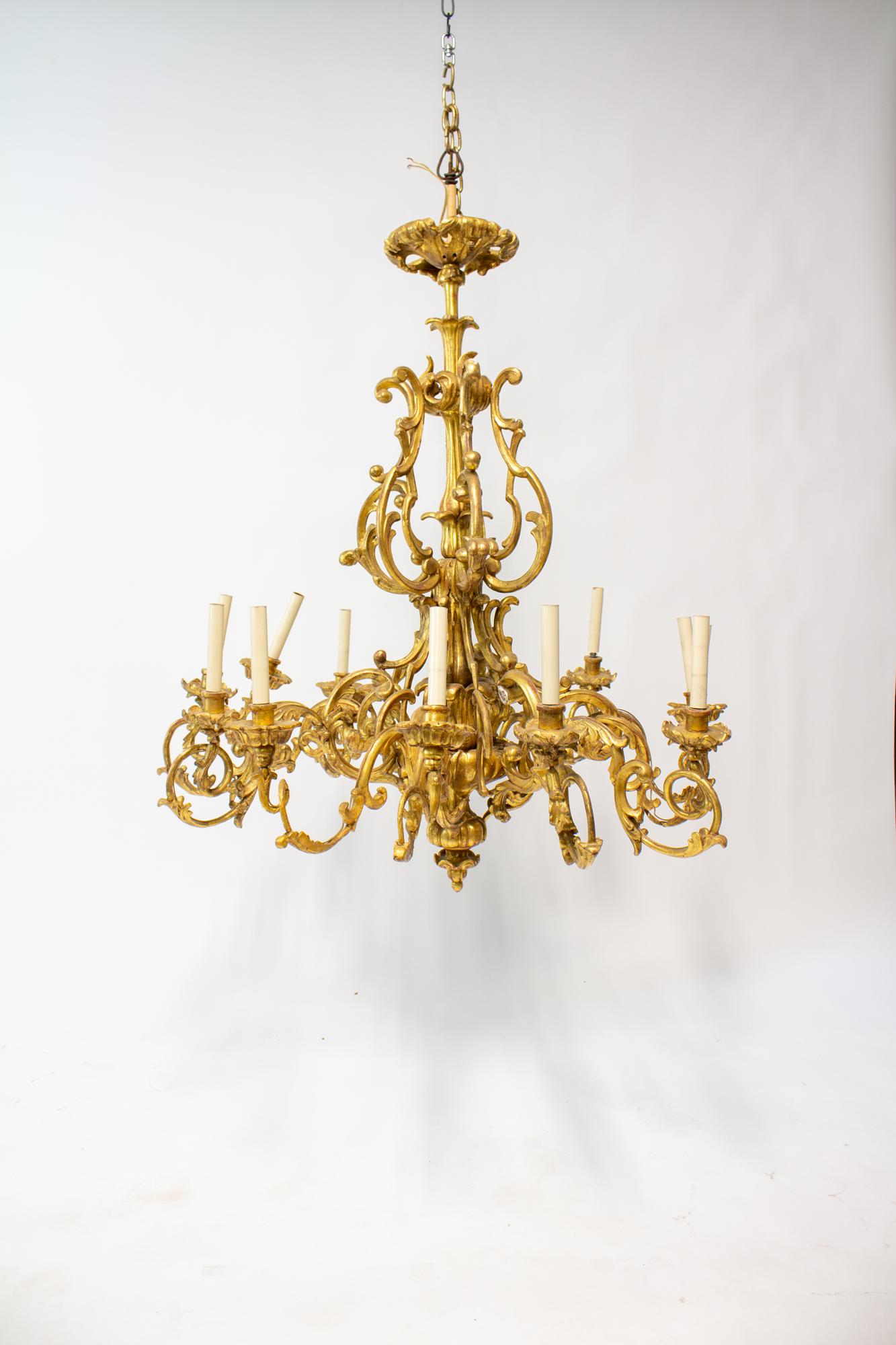 Paire de lustres en bois doré rococo français du XIXe siècle en vente 11