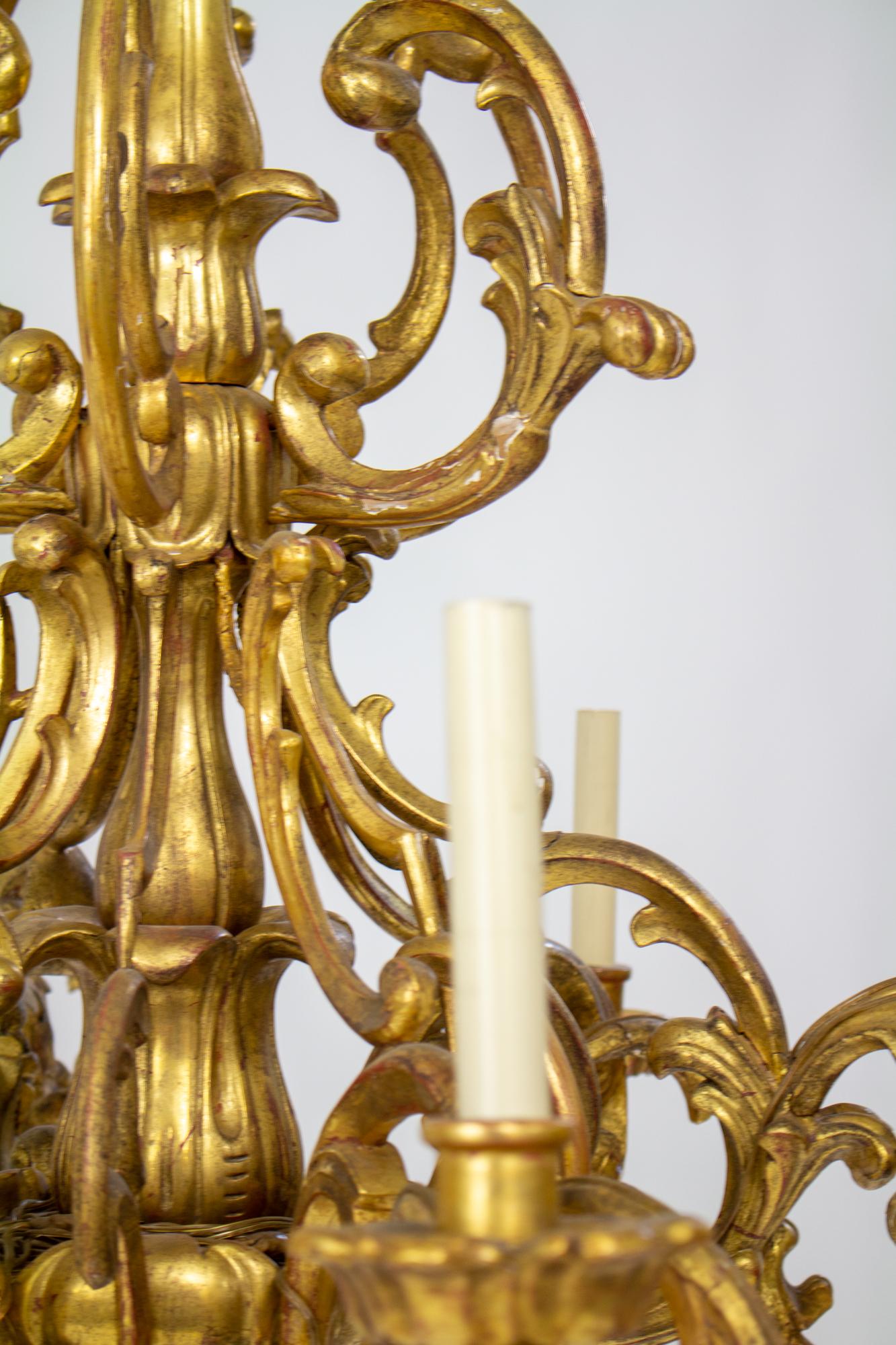 Paire de lustres en bois doré rococo français du XIXe siècle en vente 1