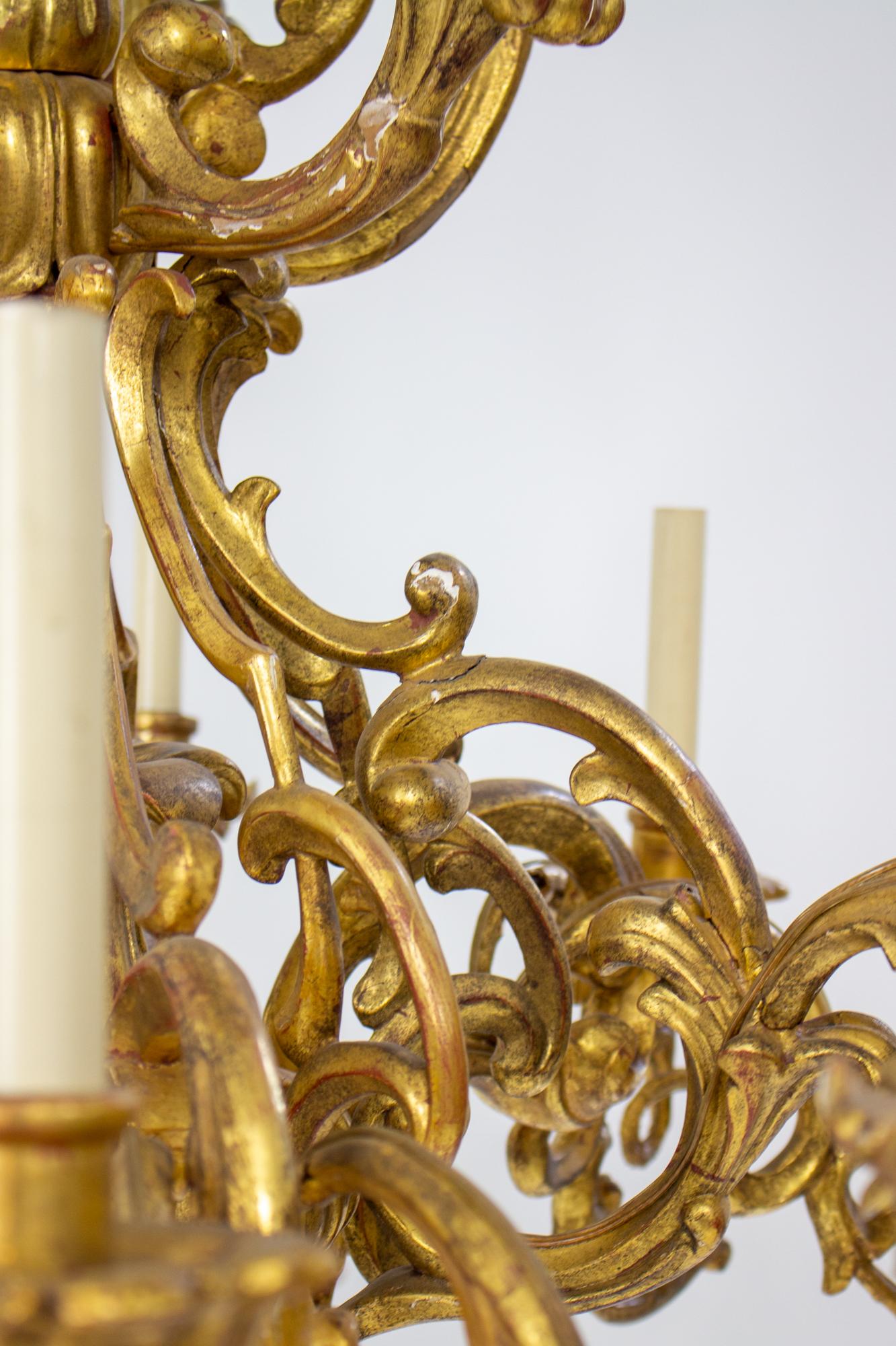 Paire de lustres en bois doré rococo français du XIXe siècle en vente 2