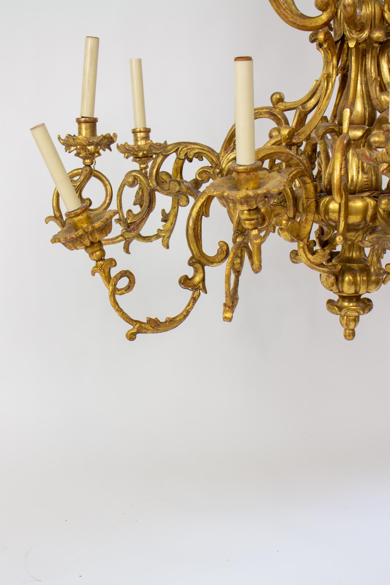 Paire de lustres en bois doré rococo français du XIXe siècle en vente 3