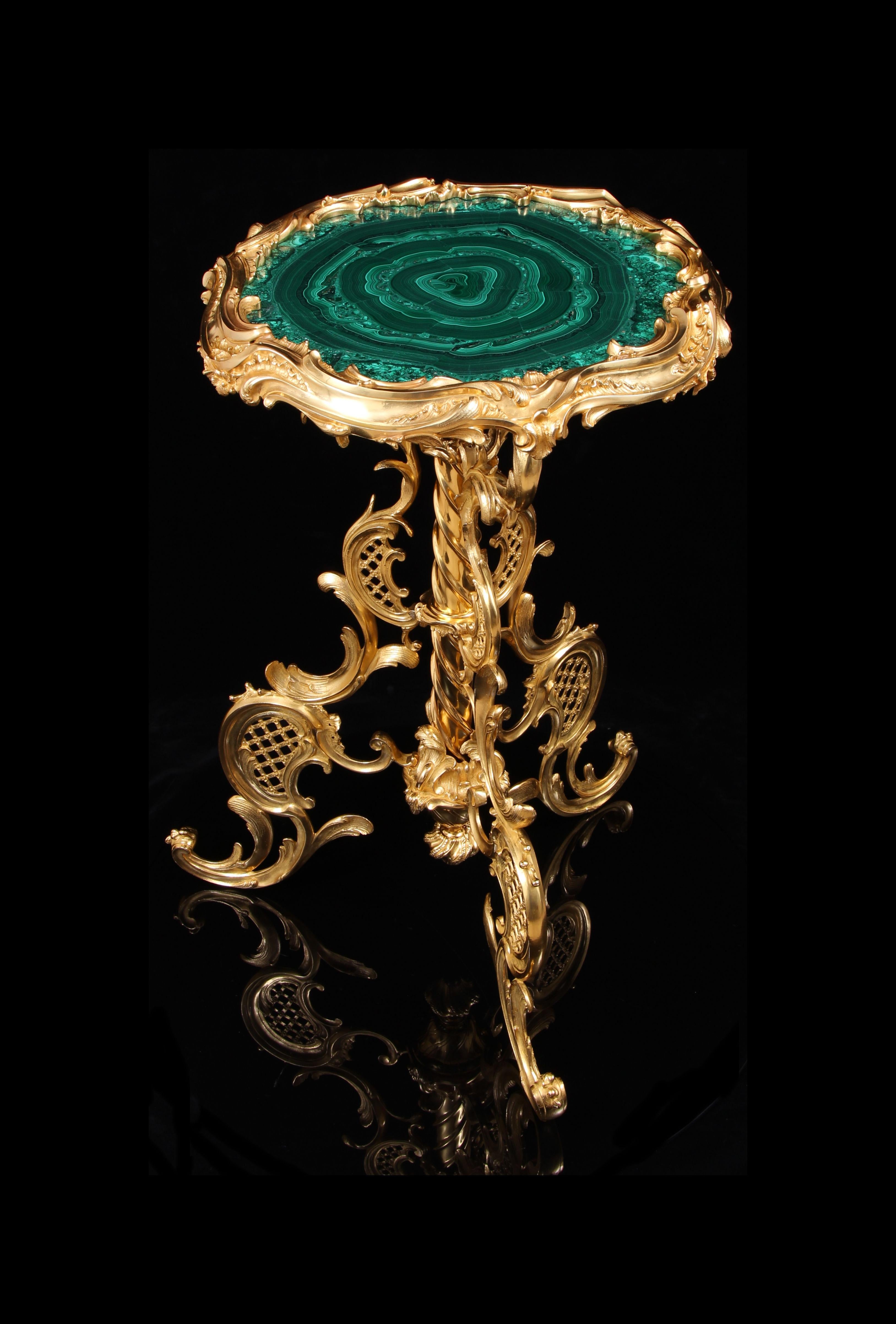 Bedeutendes Rokoko Guéridon aus vergoldeter Bronze und Malachit des 19. Dieser prächtige Tisch wurde in der herrlichsten skulpturalen Form des Rokoko entworfen und hergestellt. Dieses fein gegossene, polierte und vergoldete Meisterwerk aus massiver
