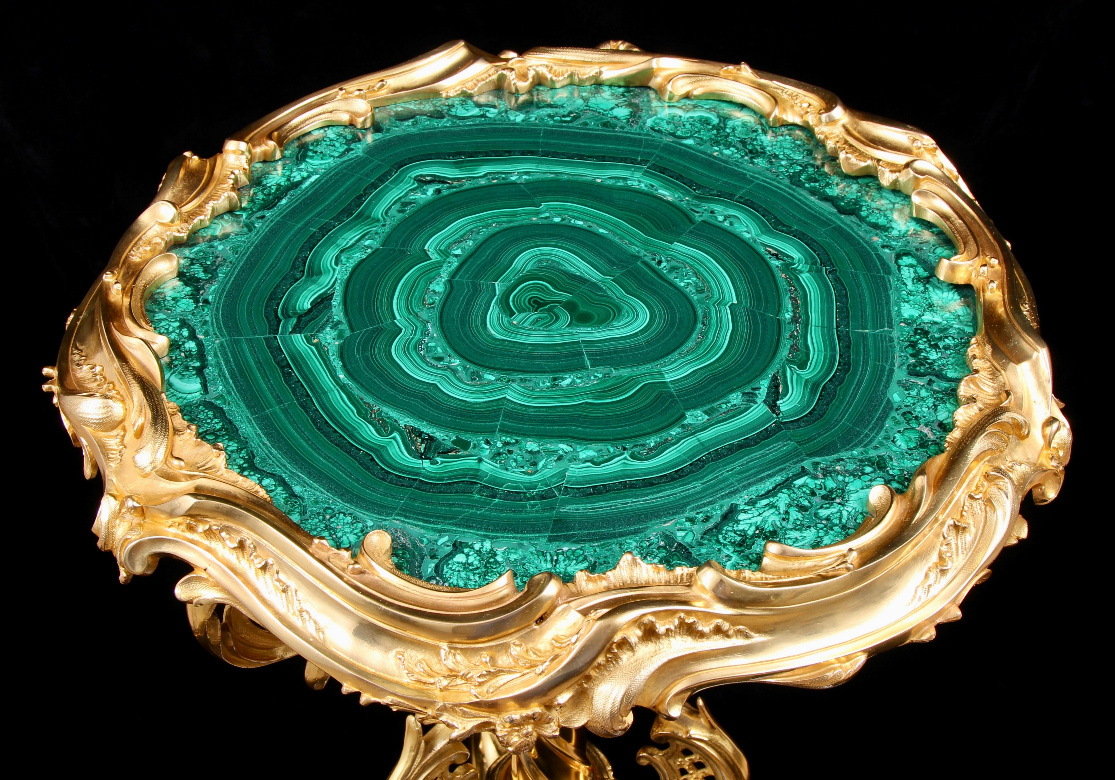 Guéridon-Tisch aus vergoldeter Bronze und Malachit des 19. (Rokoko) im Angebot