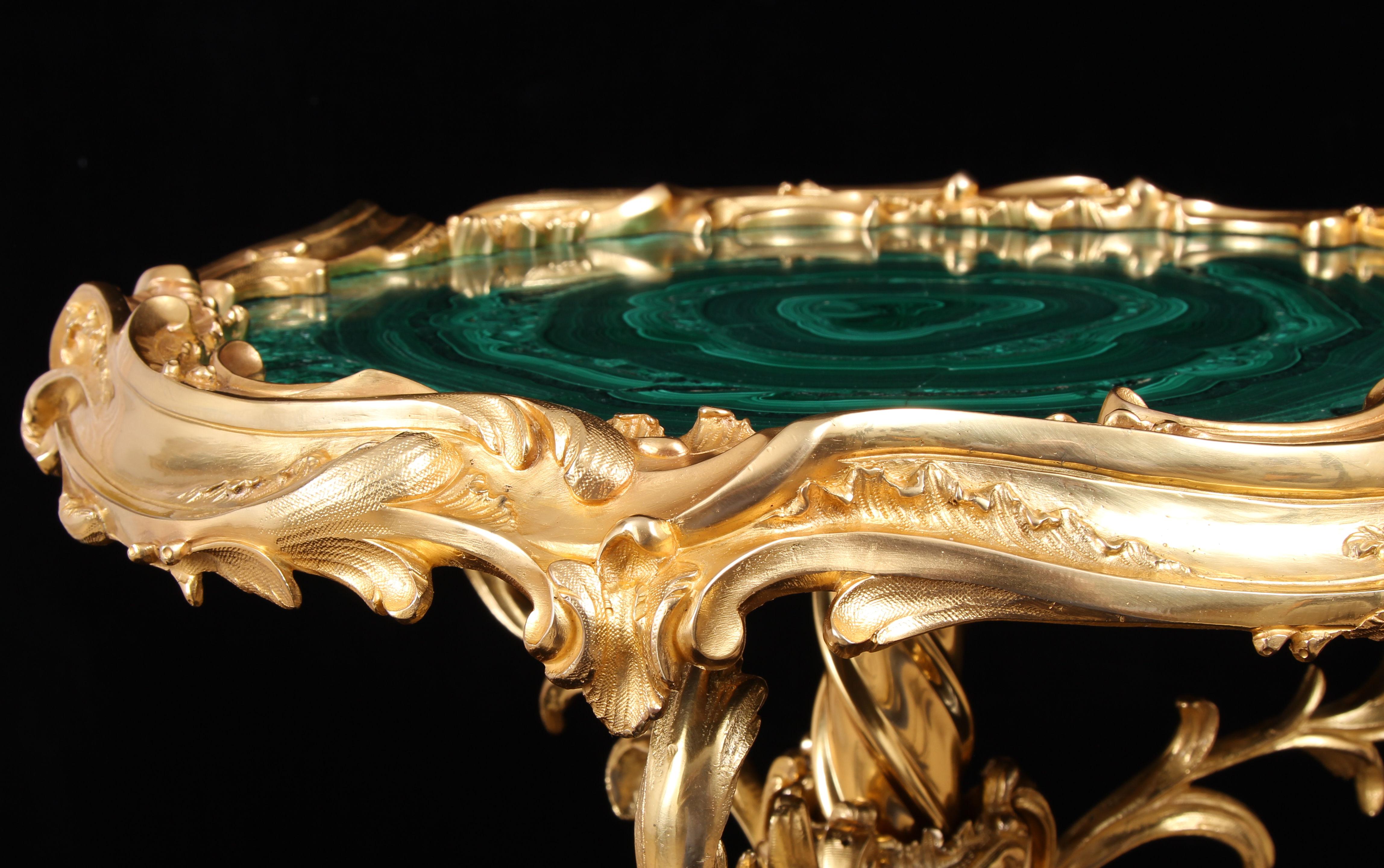 Guéridon-Tisch aus vergoldeter Bronze und Malachit des 19. (Französisch) im Angebot