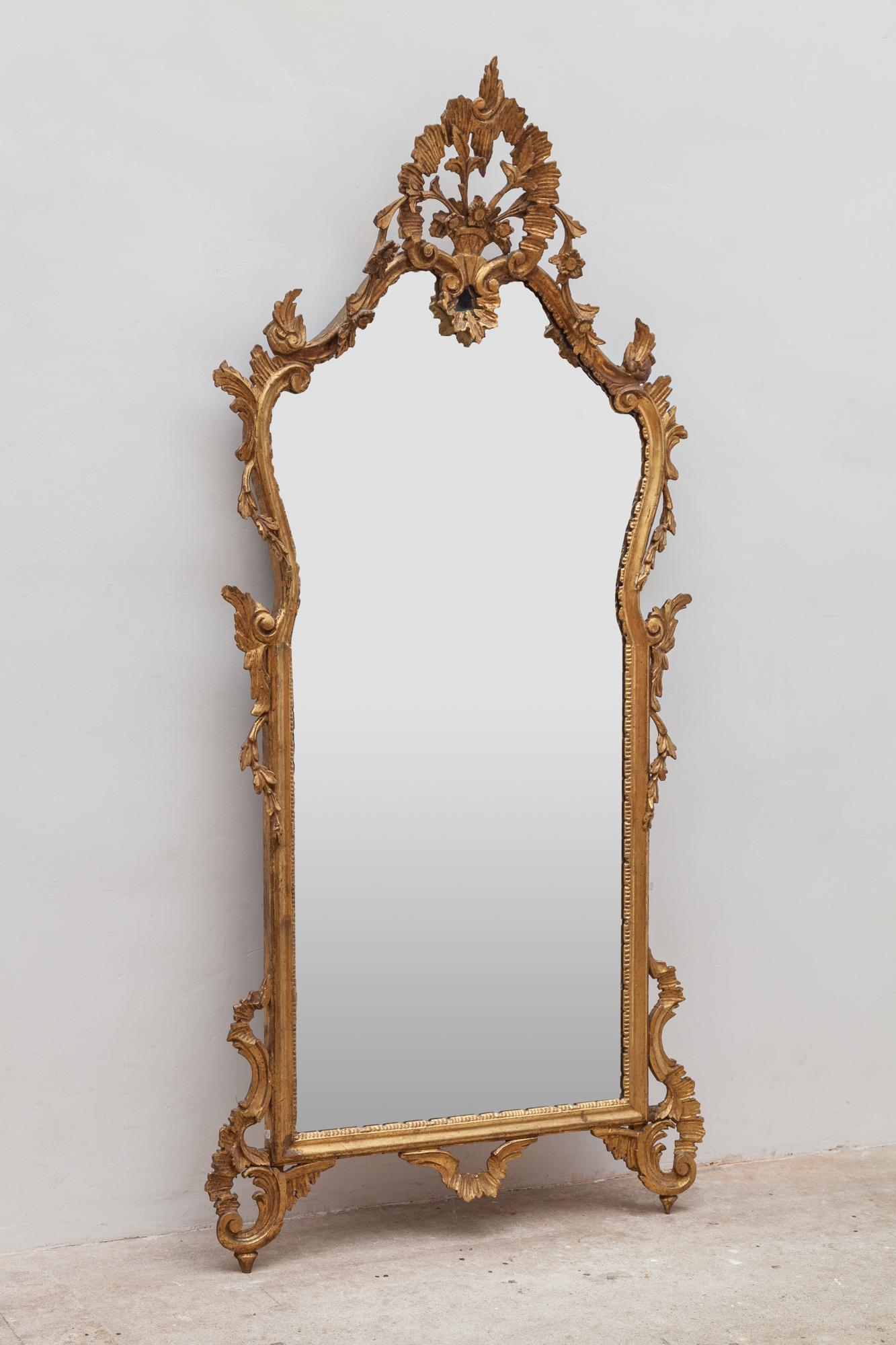 spiegel im Rokoko-Stil aus dem 19. Jahrhundert, goldfarbener Rahmen mit Darstellung eines Blumenkorbs. Der Spiegel ist in einem ausgezeichneten Zustand, ohne Kratzer auf dem Glas.
Der französische Rokoko-Revival-Spiegel aus den 1860er Jahren wird
