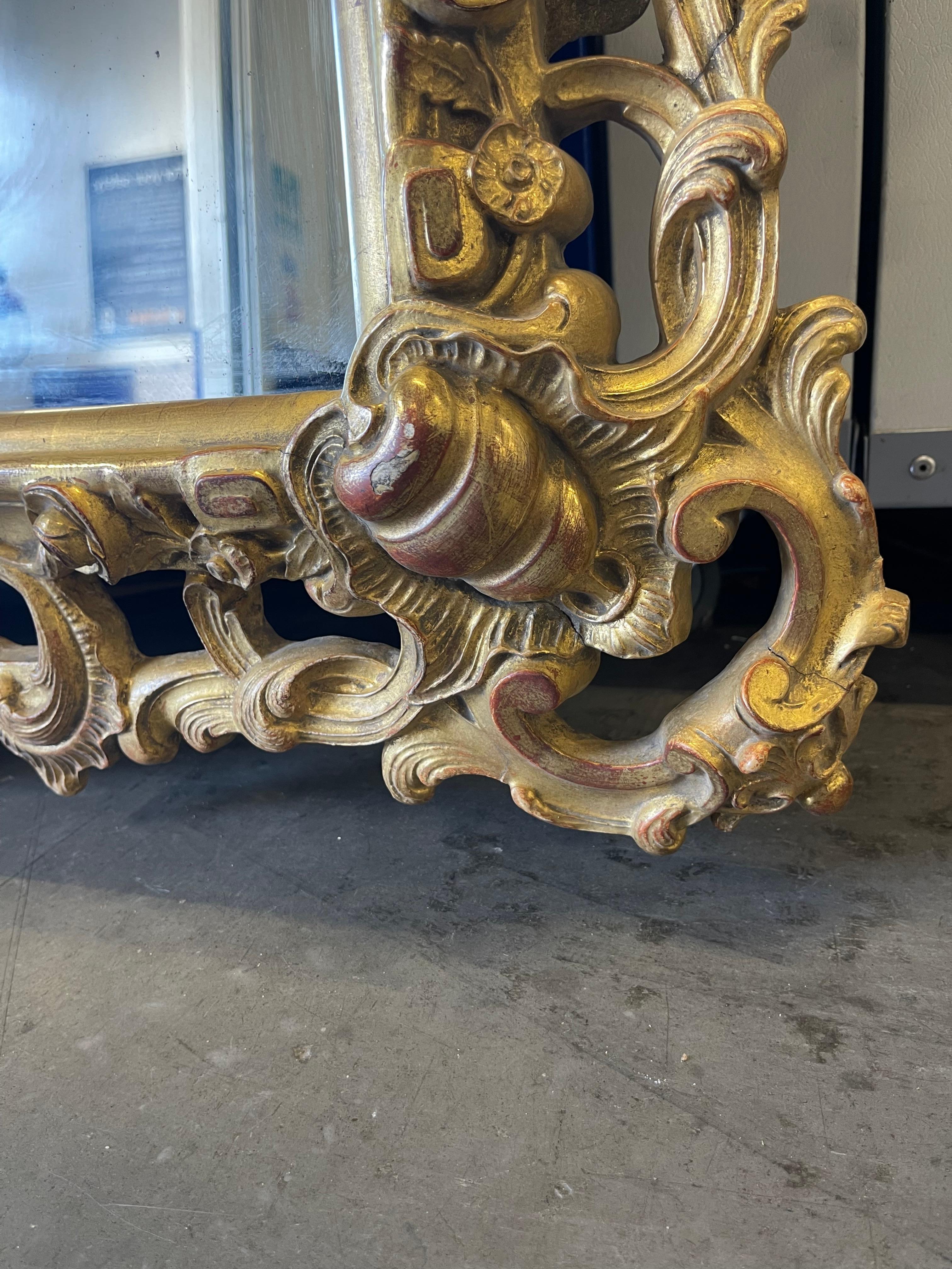 Specchio rococò del XIX secolo in legno intagliato a mano e dorato in vendita 3