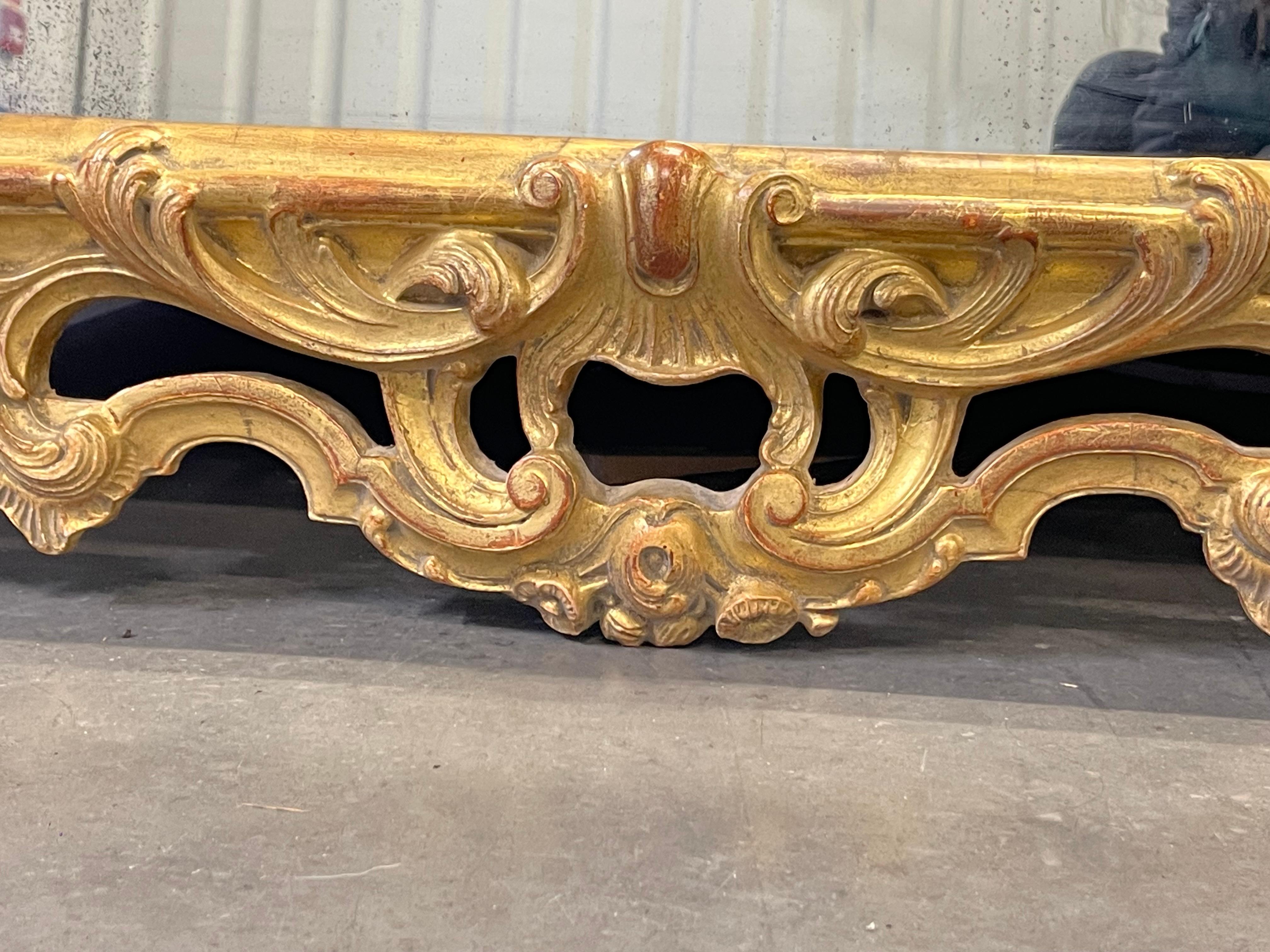 Specchio rococò del XIX secolo in legno intagliato a mano e dorato in vendita 4