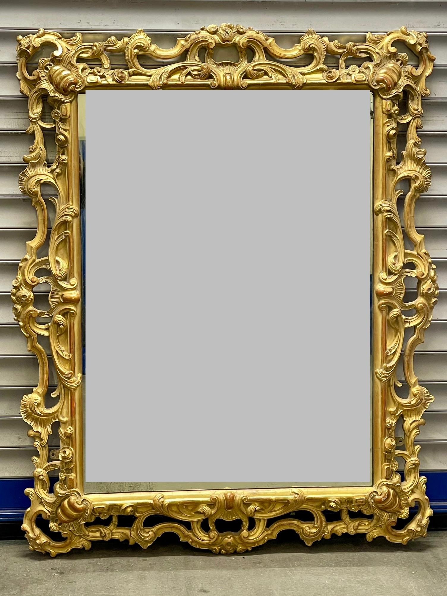 Rococò Specchio rococò del XIX secolo in legno intagliato a mano e dorato in vendita