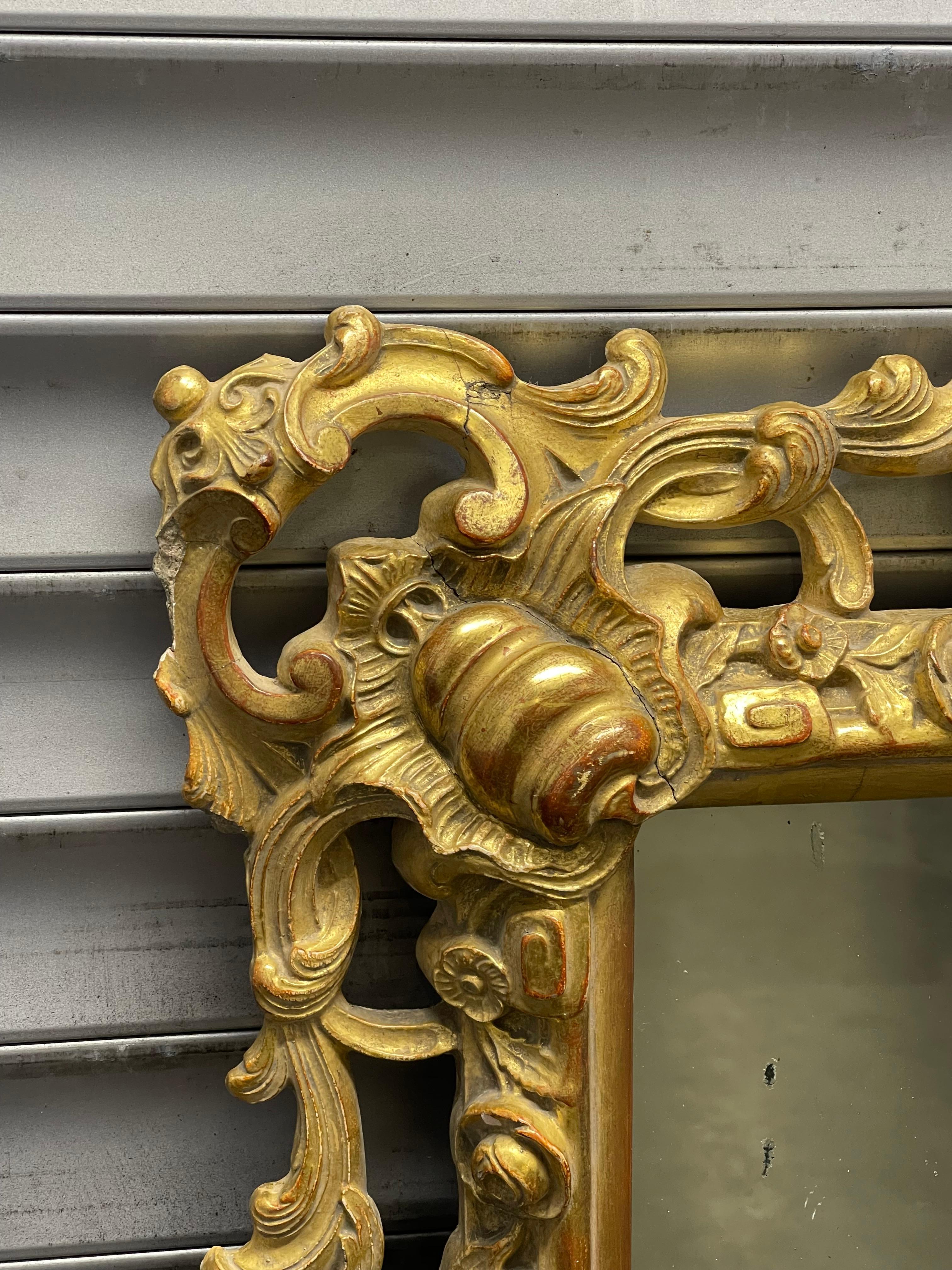 Intagliato a mano Specchio rococò del XIX secolo in legno intagliato a mano e dorato in vendita