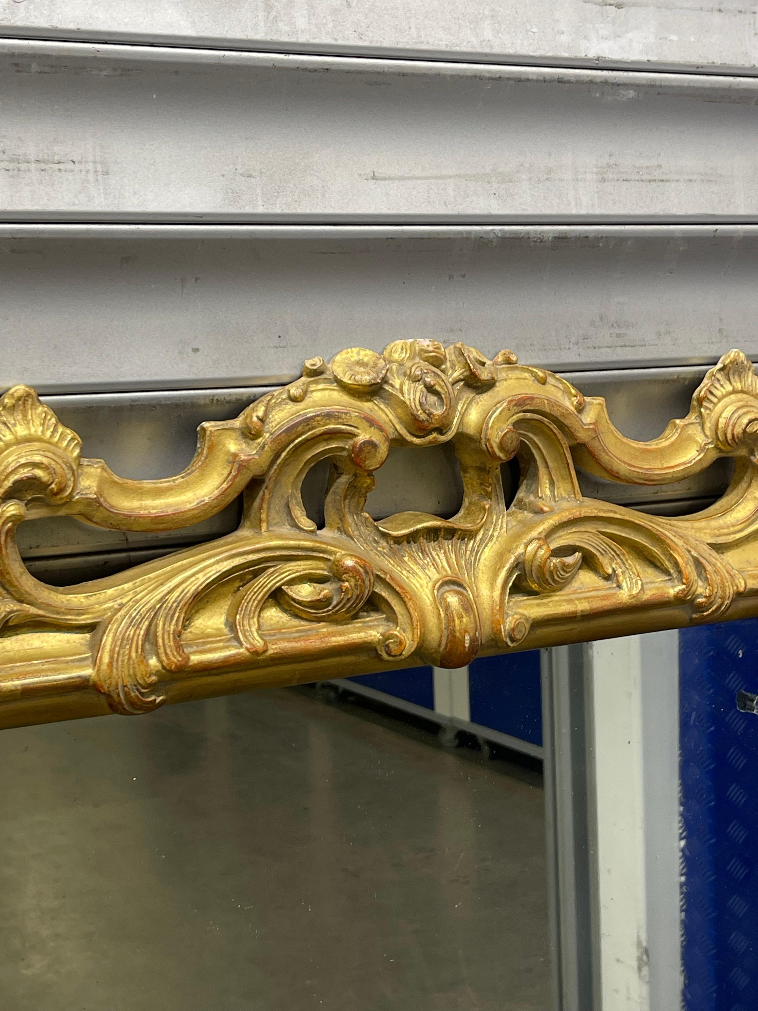 Specchio rococò del XIX secolo in legno intagliato a mano e dorato In condizioni buone in vendita a Southall, GB